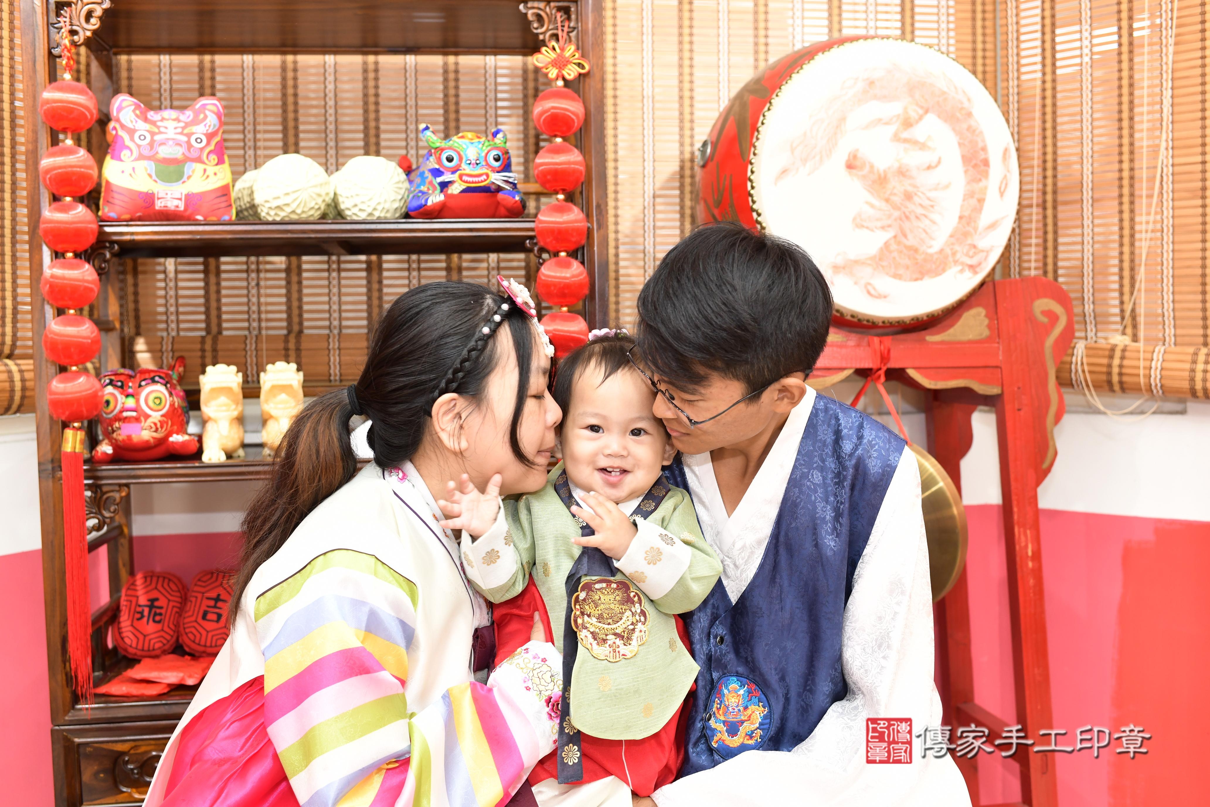 傳家手工印章高雄店、抓周、度脺、美式風會場、傳家嬰兒古禮、吉祥話、抓周道具物品24種、拍照。抓周證書。寶寶抓周、滿周歲、生日快樂、祝福 傳家手工印章高雄店、抓周、度脺、美式風會場、傳家嬰兒古禮、吉祥話、抓周道具物品24種、拍照。抓周證書。寶寶抓周、滿周歲、生日快樂、祝福