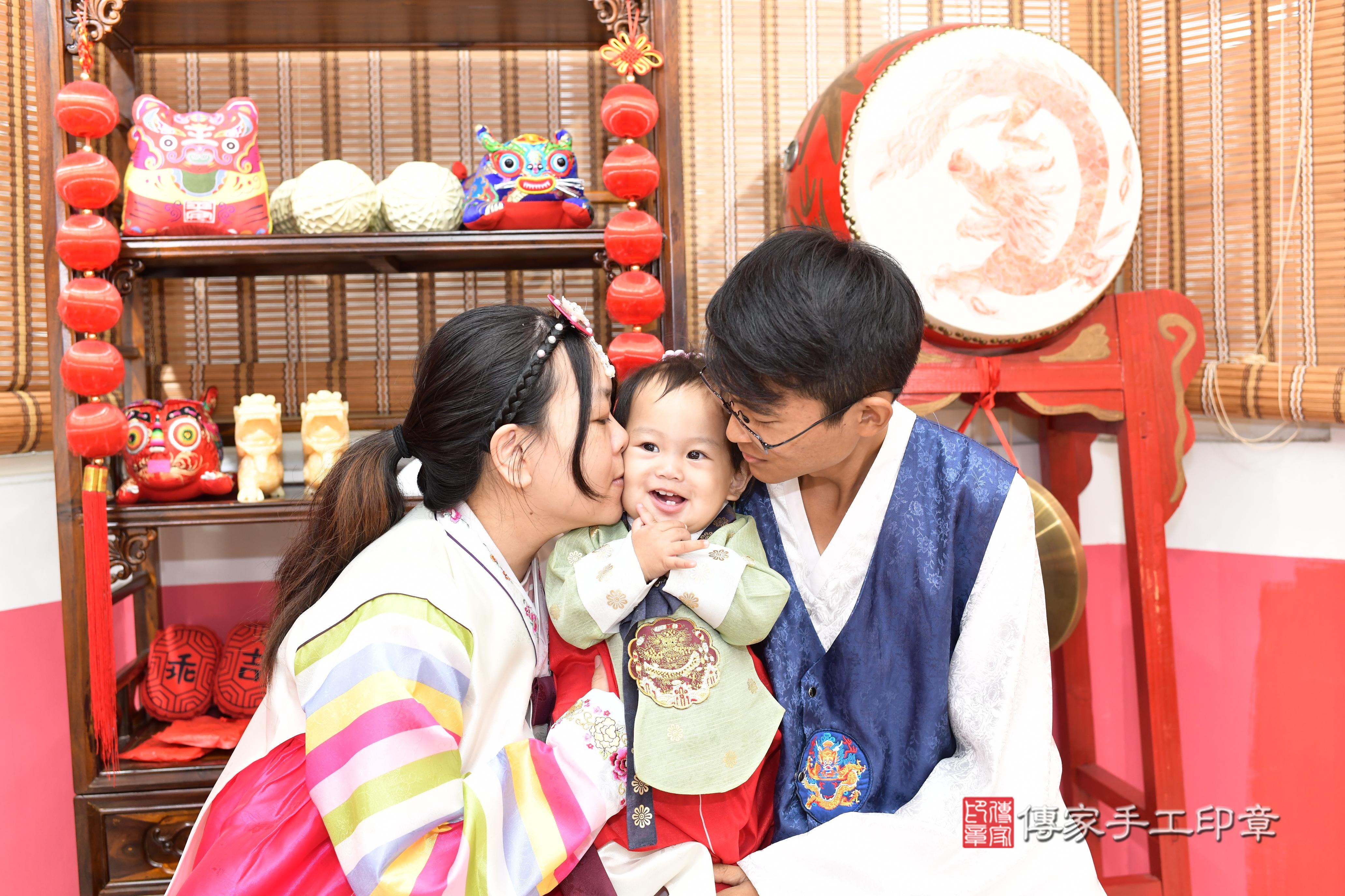 傳家手工印章高雄店、抓周、度脺、美式風會場、傳家嬰兒古禮、吉祥話、抓周道具物品24種、拍照。抓周證書。寶寶抓周、滿周歲、生日快樂、祝福 傳家手工印章高雄店、抓周、度脺、美式風會場、傳家嬰兒古禮、吉祥話、抓周道具物品24種、拍照。抓周證書。寶寶抓周、滿周歲、生日快樂、祝福