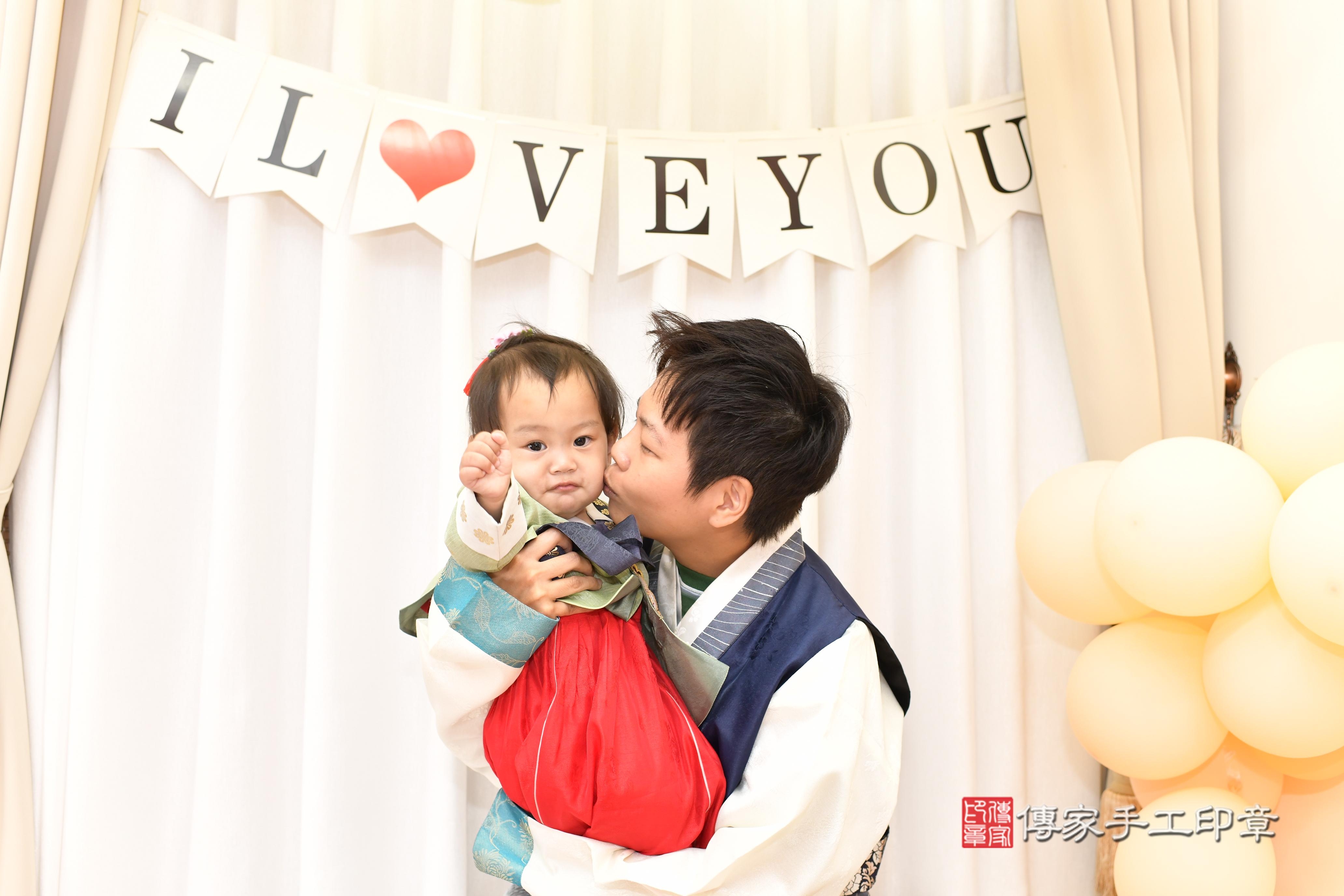 傳家手工印章高雄店、抓周、度脺、美式風會場、傳家嬰兒古禮、吉祥話、抓周道具物品24種、拍照。抓周證書。寶寶抓周、滿周歲、生日快樂、祝福 傳家手工印章高雄店、抓周、度脺、美式風會場、傳家嬰兒古禮、吉祥話、抓周道具物品24種、拍照。抓周證書。寶寶抓周、滿周歲、生日快樂、祝福