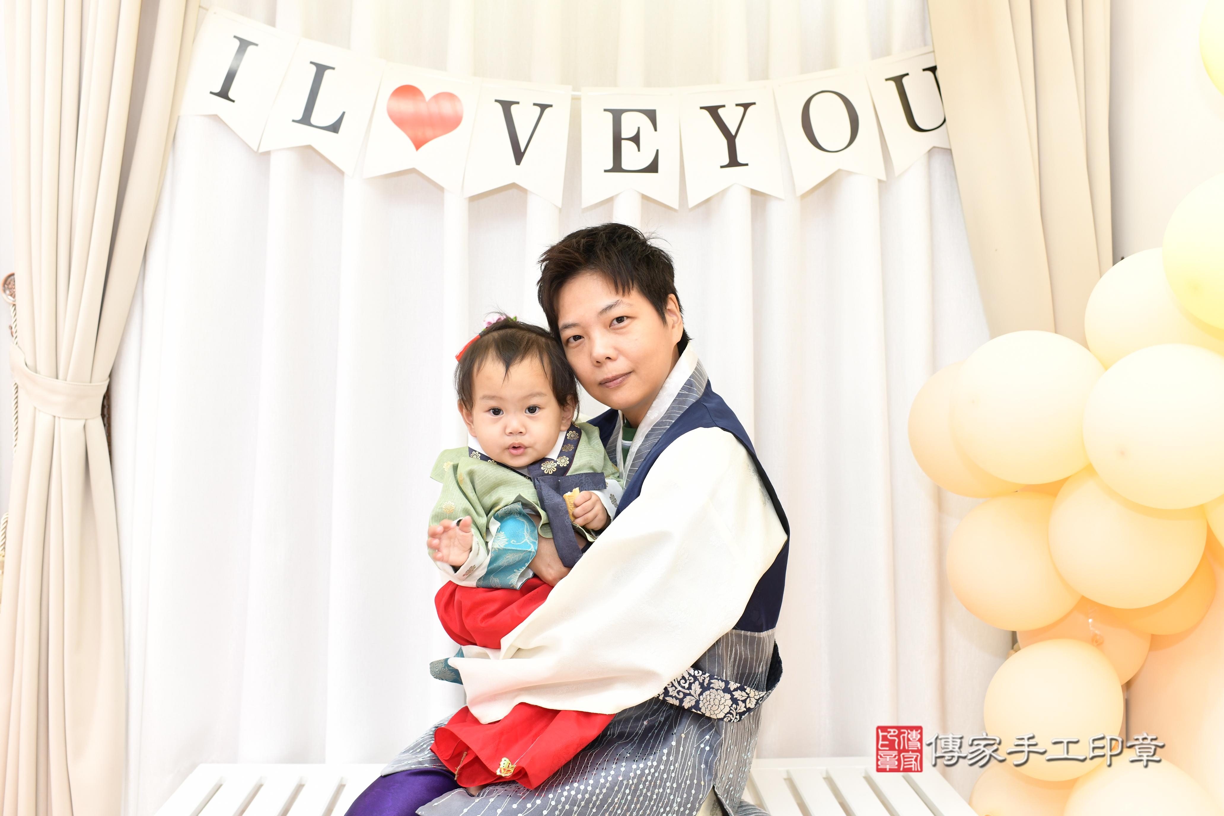 傳家手工印章高雄店、抓周、度脺、美式風會場、傳家嬰兒古禮、吉祥話、抓周道具物品24種、拍照。抓周證書。寶寶抓周、滿周歲、生日快樂、祝福 傳家手工印章高雄店、抓周、度脺、美式風會場、傳家嬰兒古禮、吉祥話、抓周道具物品24種、拍照。抓周證書。寶寶抓周、滿周歲、生日快樂、祝福