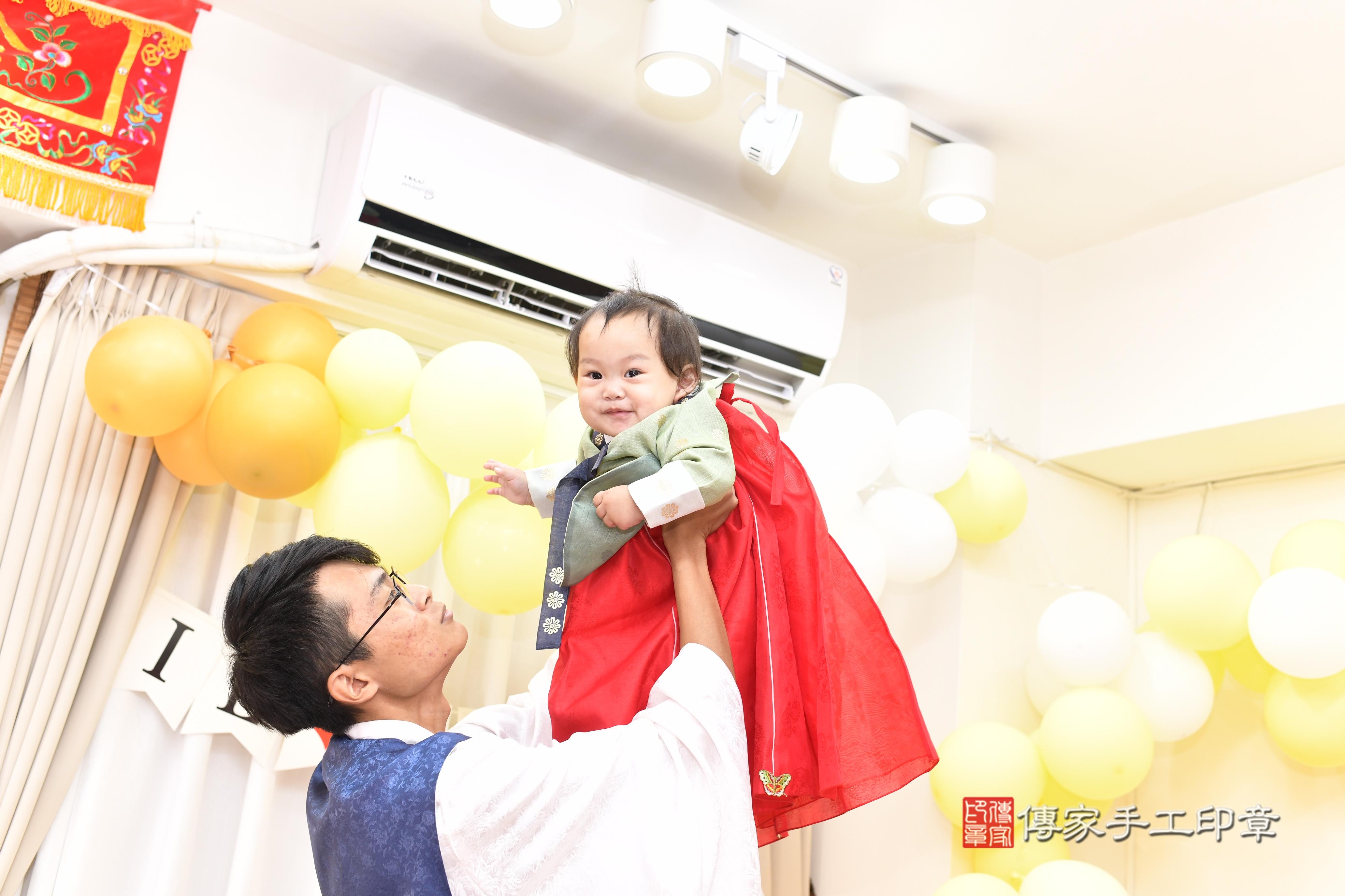 傳家手工印章高雄店、抓周、度脺、美式風會場、傳家嬰兒古禮、吉祥話、抓周道具物品24種、拍照。抓周證書。寶寶抓周、滿周歲、生日快樂、祝福 傳家手工印章高雄店、抓周、度脺、美式風會場、傳家嬰兒古禮、吉祥話、抓周道具物品24種、拍照。抓周證書。寶寶抓周、滿周歲、生日快樂、祝福