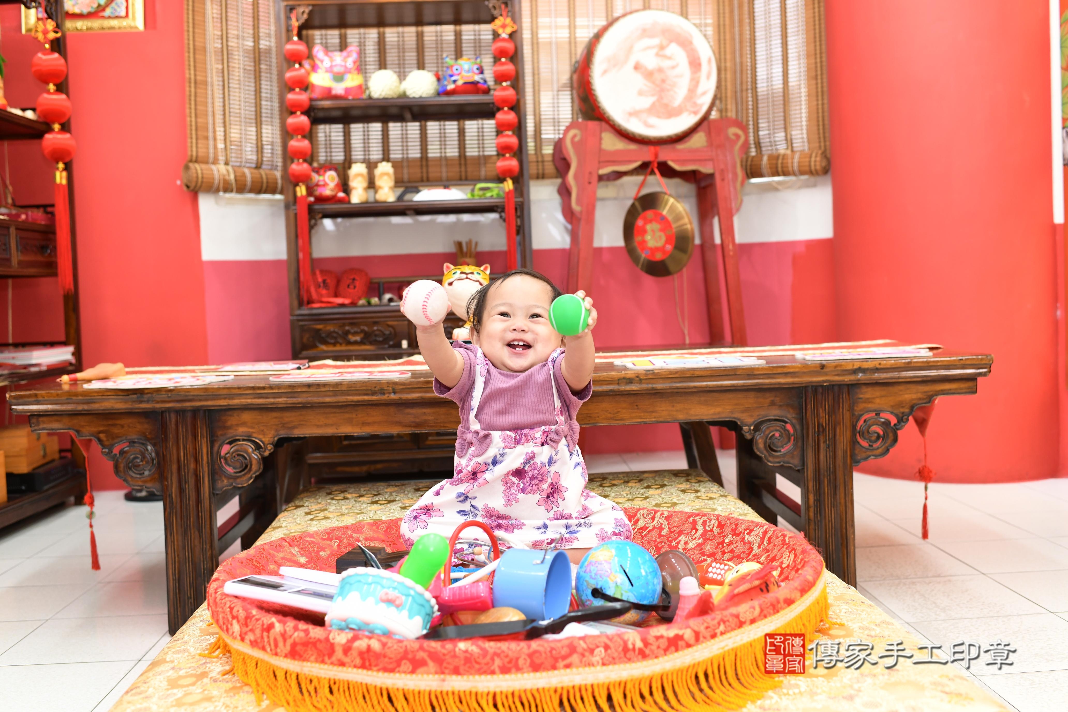 傳家手工印章高雄店、抓周、度脺、美式風會場、傳家嬰兒古禮、吉祥話、抓周道具物品24種、拍照。抓周證書。寶寶抓周、滿周歲、生日快樂、祝福 傳家手工印章高雄店、抓周、度脺、美式風會場、傳家嬰兒古禮、吉祥話、抓周道具物品24種、拍照。抓周證書。寶寶抓周、滿周歲、生日快樂、祝福