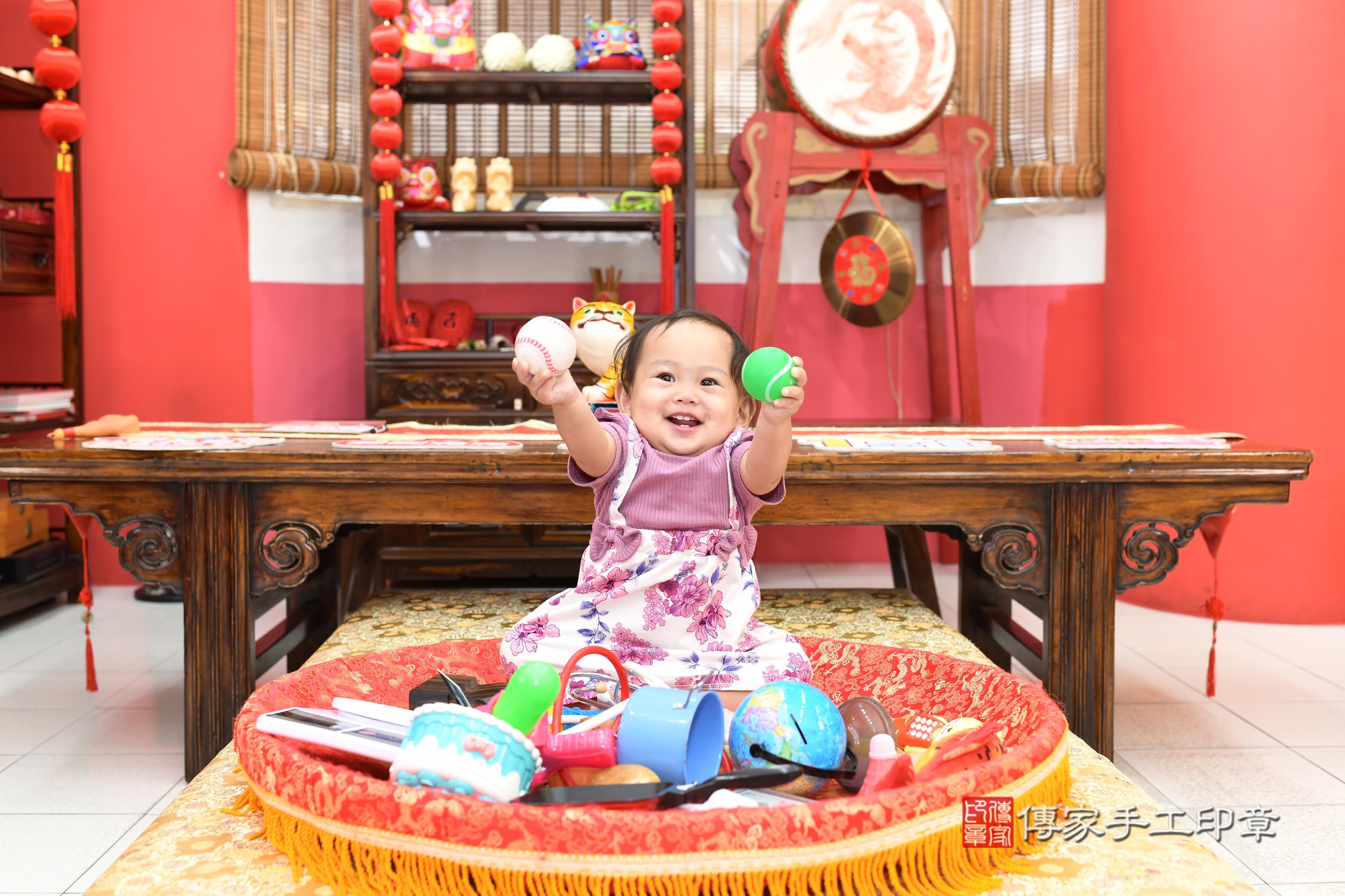 傳家手工印章高雄店、抓周、度脺、美式風會場、傳家嬰兒古禮、吉祥話、抓周道具物品24種、拍照。抓周證書。寶寶抓周、滿周歲、生日快樂、祝福 傳家手工印章高雄店、抓周、度脺、美式風會場、傳家嬰兒古禮、吉祥話、抓周道具物品24種、拍照。抓周證書。寶寶抓周、滿周歲、生日快樂、祝福