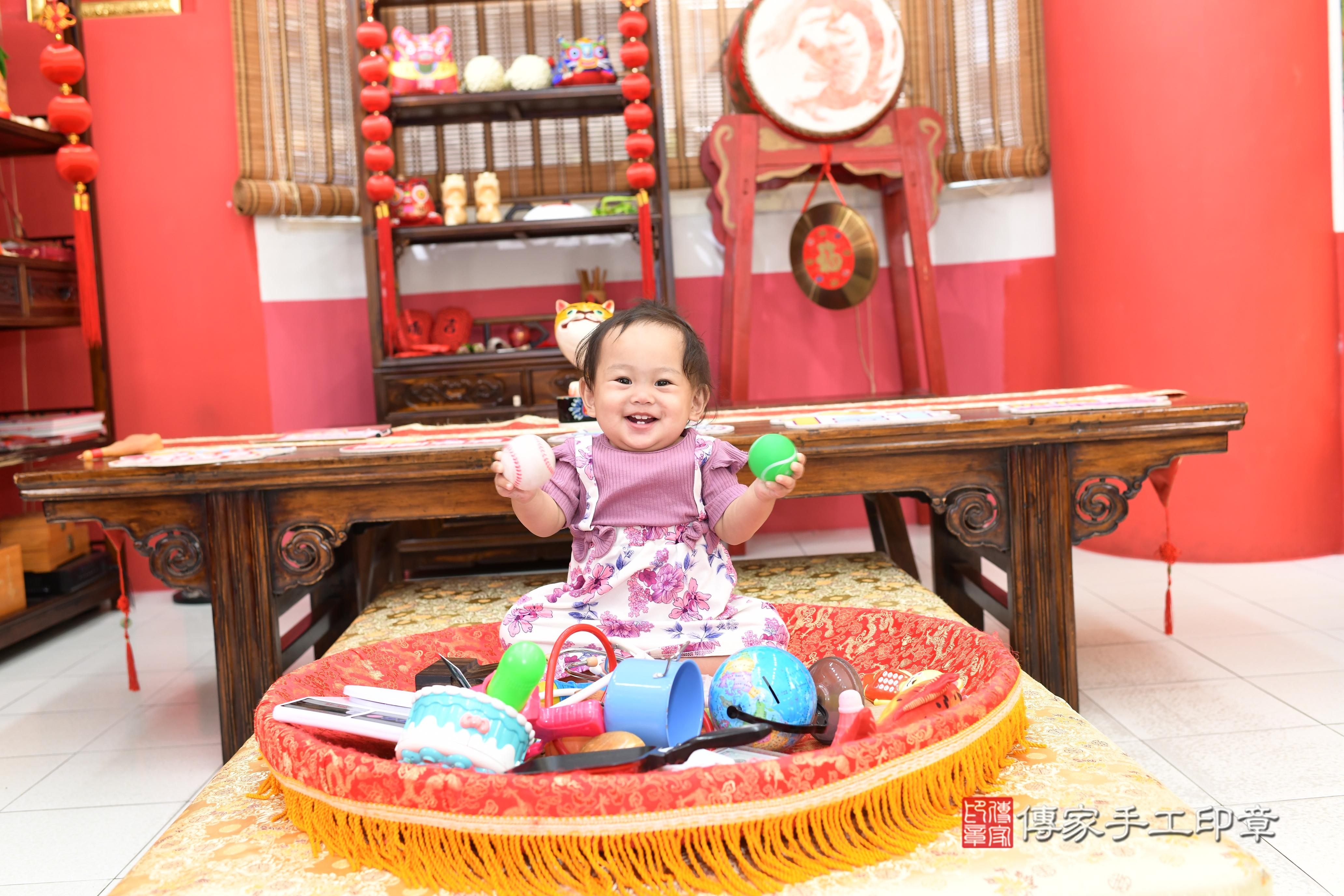 傳家手工印章高雄店、抓周、度脺、美式風會場、傳家嬰兒古禮、吉祥話、抓周道具物品24種、拍照。抓周證書。寶寶抓周、滿周歲、生日快樂、祝福 傳家手工印章高雄店、抓周、度脺、美式風會場、傳家嬰兒古禮、吉祥話、抓周道具物品24種、拍照。抓周證書。寶寶抓周、滿周歲、生日快樂、祝福