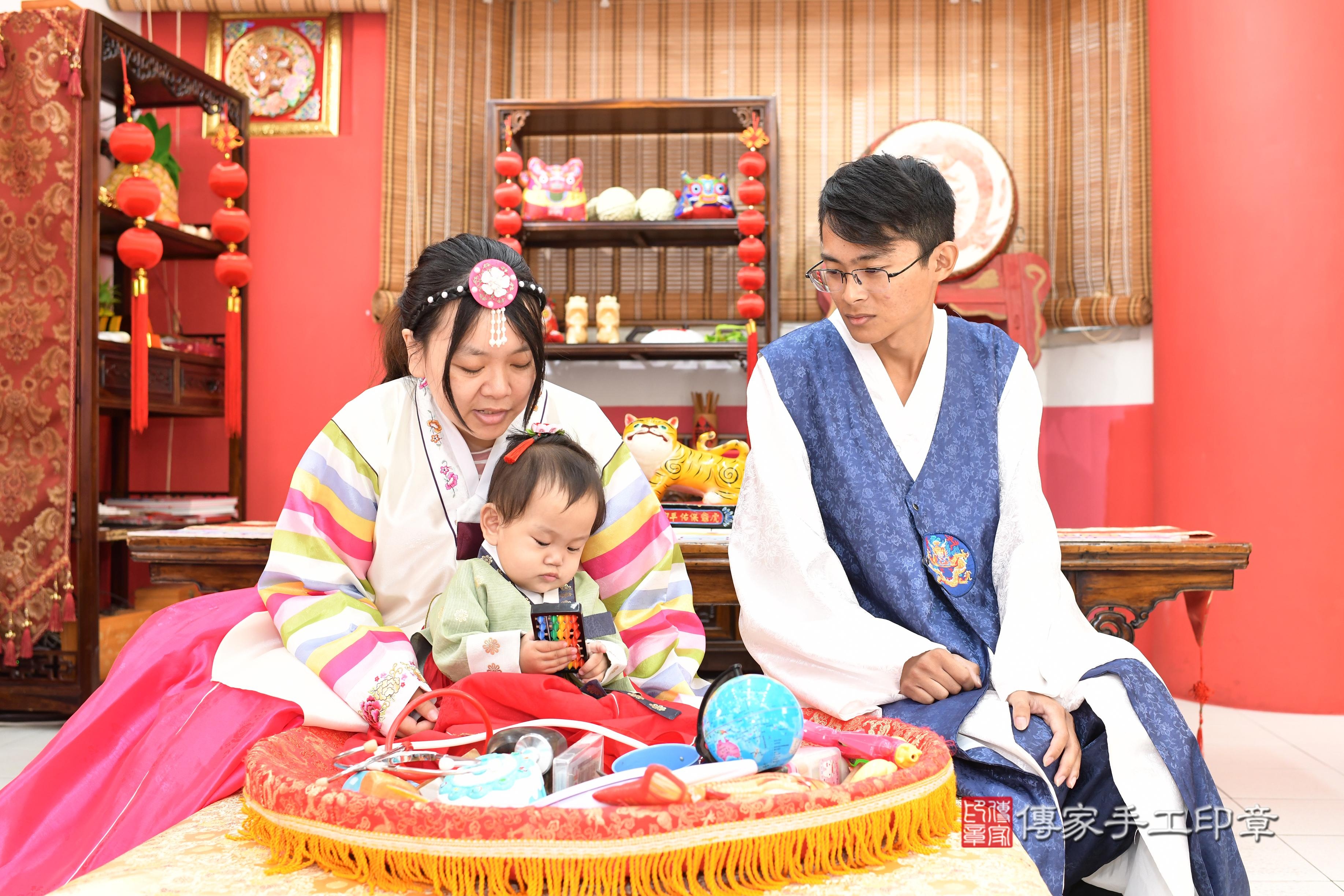 傳家手工印章高雄店、抓周、度脺、美式風會場、傳家嬰兒古禮、吉祥話、抓周道具物品24種、拍照。抓周證書。寶寶抓周、滿周歲、生日快樂、祝福 傳家手工印章高雄店、抓周、度脺、美式風會場、傳家嬰兒古禮、吉祥話、抓周道具物品24種、拍照。抓周證書。寶寶抓周、滿周歲、生日快樂、祝福