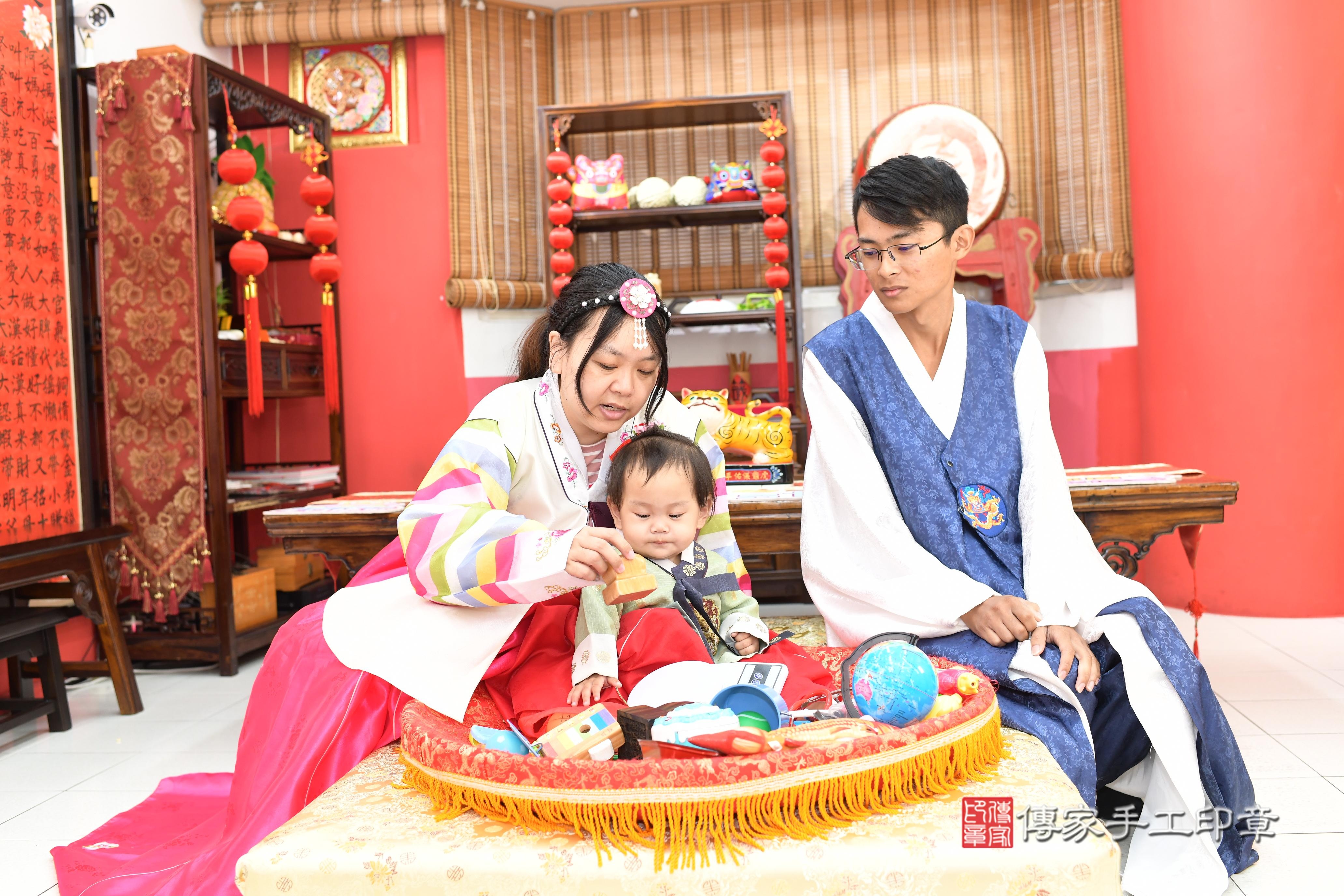 傳家手工印章高雄店、抓周、度脺、美式風會場、傳家嬰兒古禮、吉祥話、抓周道具物品24種、拍照。抓周證書。寶寶抓周、滿周歲、生日快樂、祝福 傳家手工印章高雄店、抓周、度脺、美式風會場、傳家嬰兒古禮、吉祥話、抓周道具物品24種、拍照。抓周證書。寶寶抓周、滿周歲、生日快樂、祝福