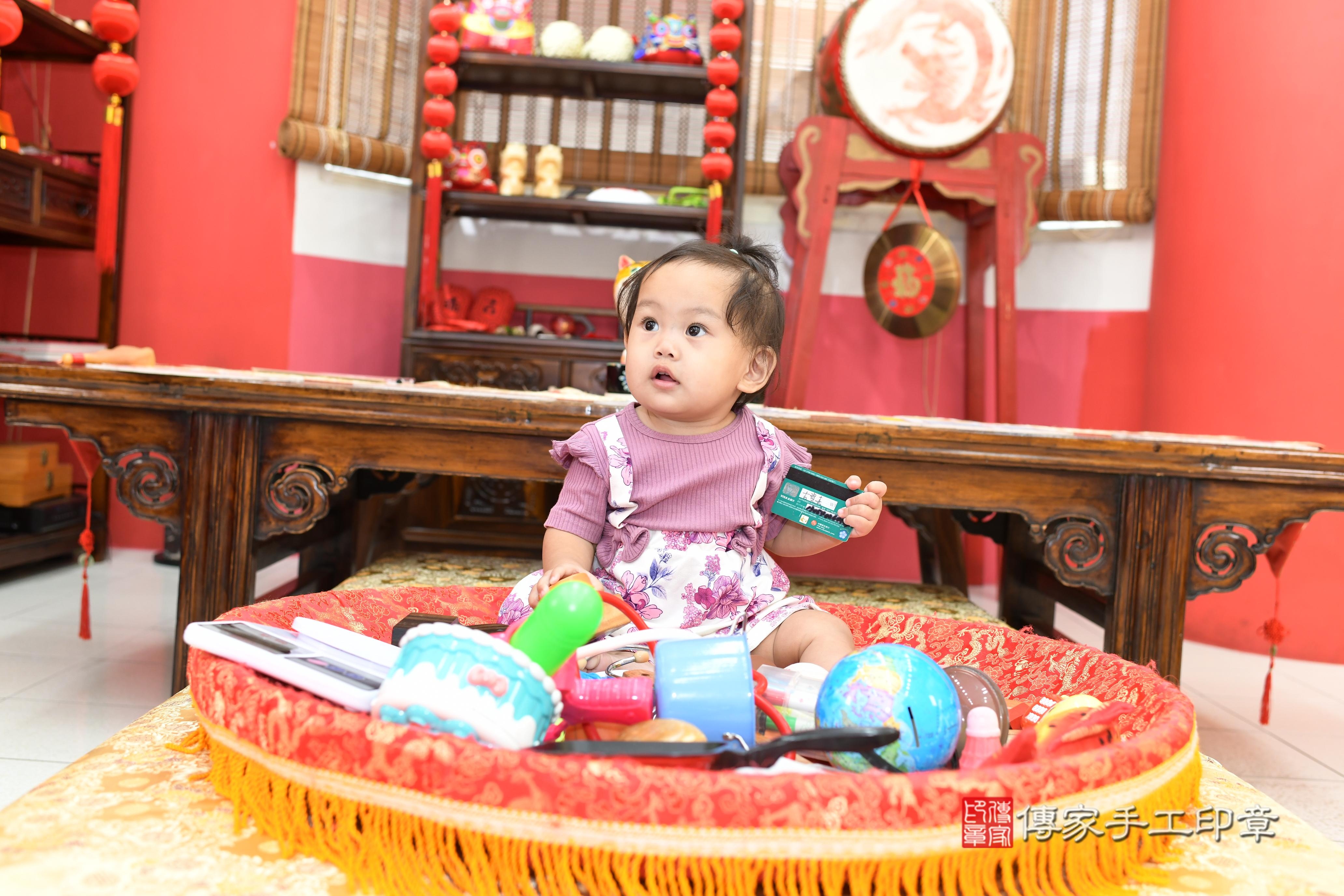 傳家手工印章高雄店、抓周、度脺、美式風會場、傳家嬰兒古禮、吉祥話、抓周道具物品24種、拍照。抓周證書。寶寶抓周、滿周歲、生日快樂、祝福 傳家手工印章高雄店、抓周、度脺、美式風會場、傳家嬰兒古禮、吉祥話、抓周道具物品24種、拍照。抓周證書。寶寶抓周、滿周歲、生日快樂、祝福