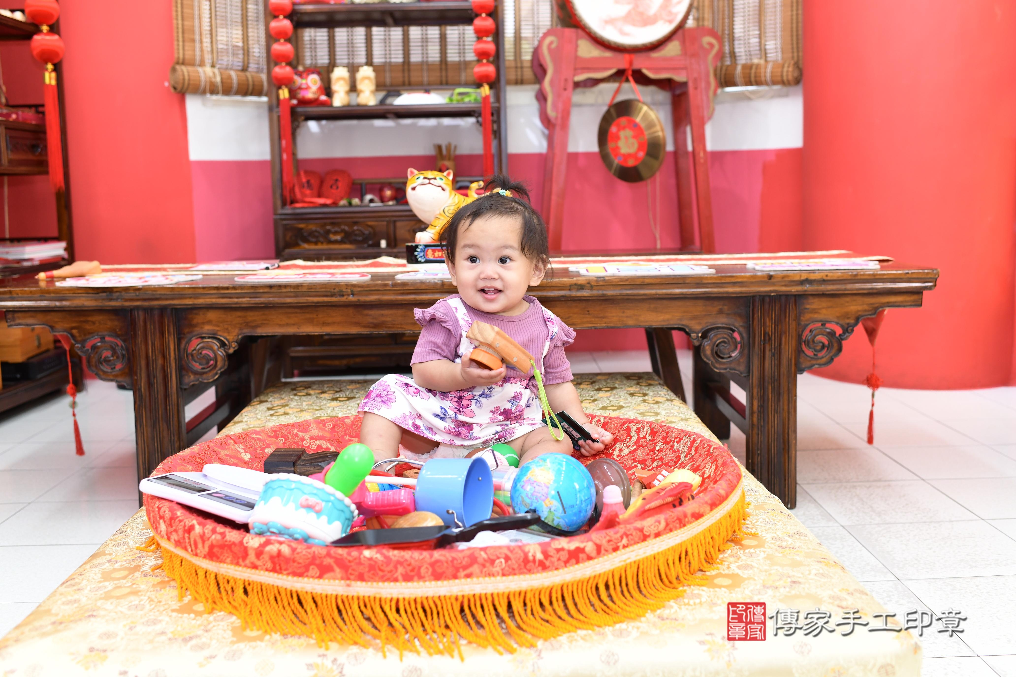 傳家手工印章高雄店、抓周、度脺、美式風會場、傳家嬰兒古禮、吉祥話、抓周道具物品24種、拍照。抓周證書。寶寶抓周、滿周歲、生日快樂、祝福 傳家手工印章高雄店、抓周、度脺、美式風會場、傳家嬰兒古禮、吉祥話、抓周道具物品24種、拍照。抓周證書。寶寶抓周、滿周歲、生日快樂、祝福