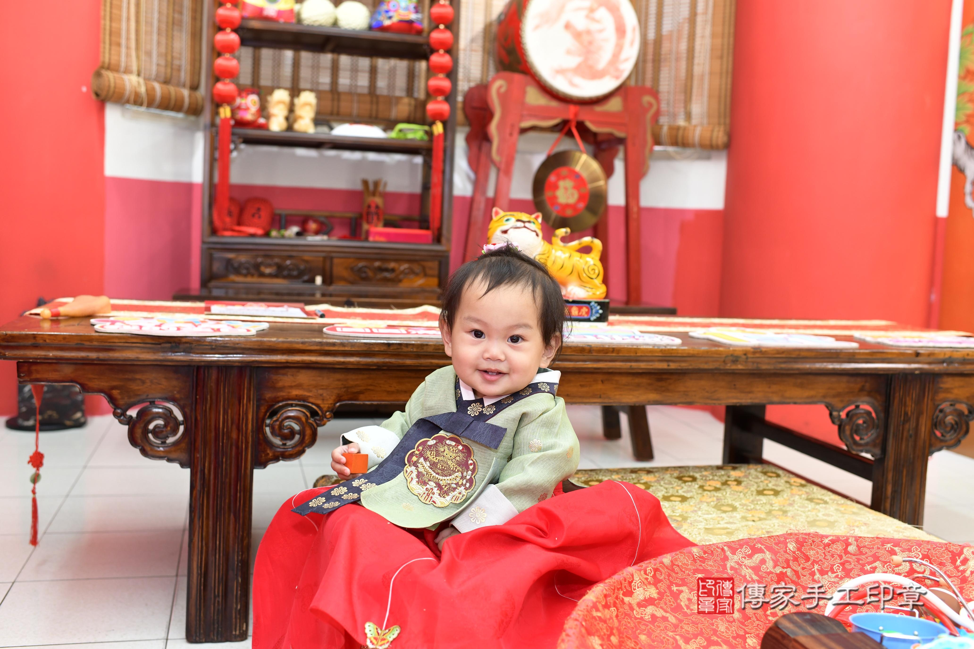 傳家手工印章高雄店、抓周、度脺、美式風會場、傳家嬰兒古禮、吉祥話、抓周道具物品24種、拍照。抓周證書。寶寶抓周、滿周歲、生日快樂、祝福 傳家手工印章高雄店、抓周、度脺、美式風會場、傳家嬰兒古禮、吉祥話、抓周道具物品24種、拍照。抓周證書。寶寶抓周、滿周歲、生日快樂、祝福