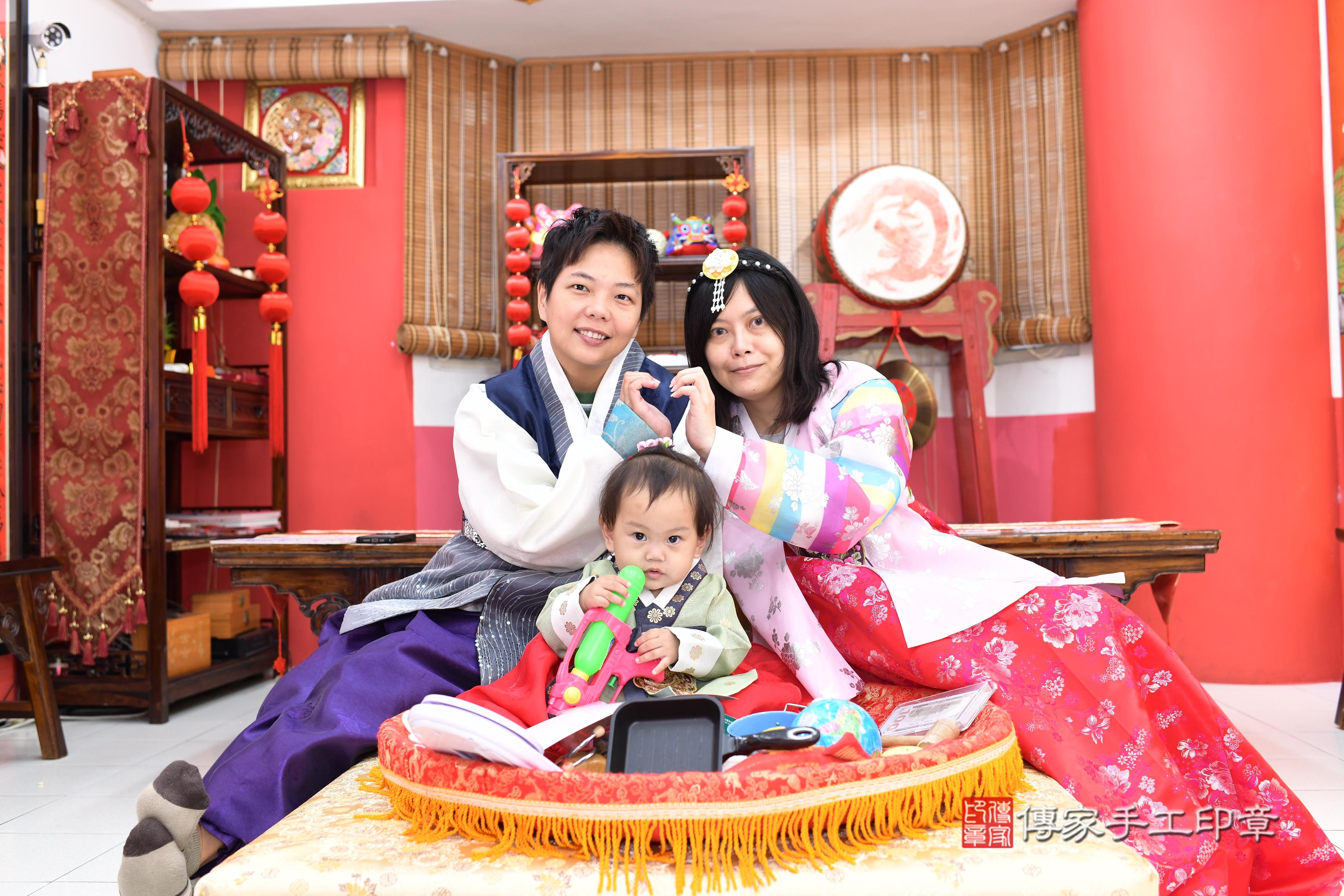 傳家手工印章高雄店、抓周、度脺、美式風會場、傳家嬰兒古禮、吉祥話、抓周道具物品24種、拍照。抓周證書。寶寶抓周、滿周歲、生日快樂、祝福 傳家手工印章高雄店、抓周、度脺、美式風會場、傳家嬰兒古禮、吉祥話、抓周道具物品24種、拍照。抓周證書。寶寶抓周、滿周歲、生日快樂、祝福