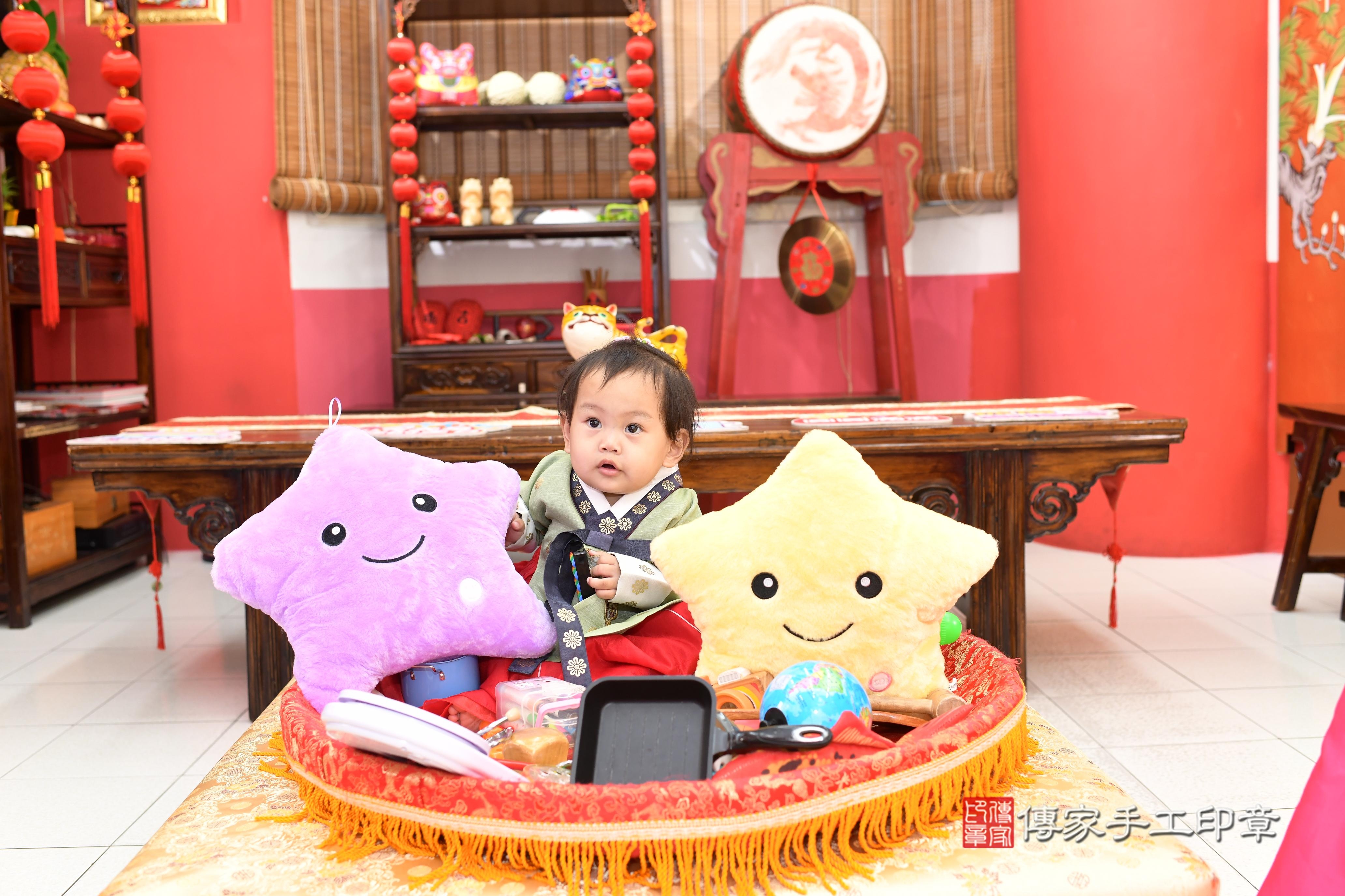 傳家手工印章高雄店、抓周、度脺、美式風會場、傳家嬰兒古禮、吉祥話、抓周道具物品24種、拍照。抓周證書。寶寶抓周、滿周歲、生日快樂、祝福 傳家手工印章高雄店、抓周、度脺、美式風會場、傳家嬰兒古禮、吉祥話、抓周道具物品24種、拍照。抓周證書。寶寶抓周、滿周歲、生日快樂、祝福