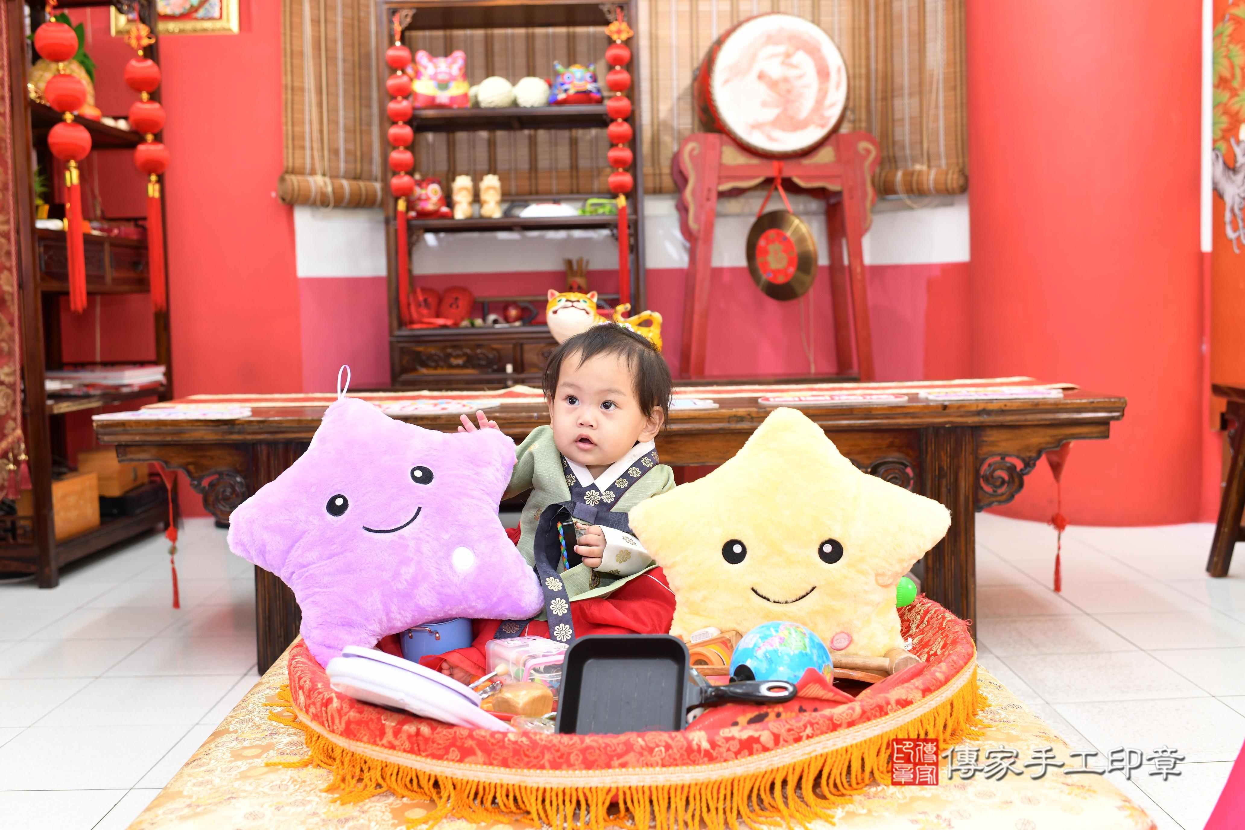 傳家手工印章高雄店、抓周、度脺、美式風會場、傳家嬰兒古禮、吉祥話、抓周道具物品24種、拍照。抓周證書。寶寶抓周、滿周歲、生日快樂、祝福 傳家手工印章高雄店、抓周、度脺、美式風會場、傳家嬰兒古禮、吉祥話、抓周道具物品24種、拍照。抓周證書。寶寶抓周、滿周歲、生日快樂、祝福