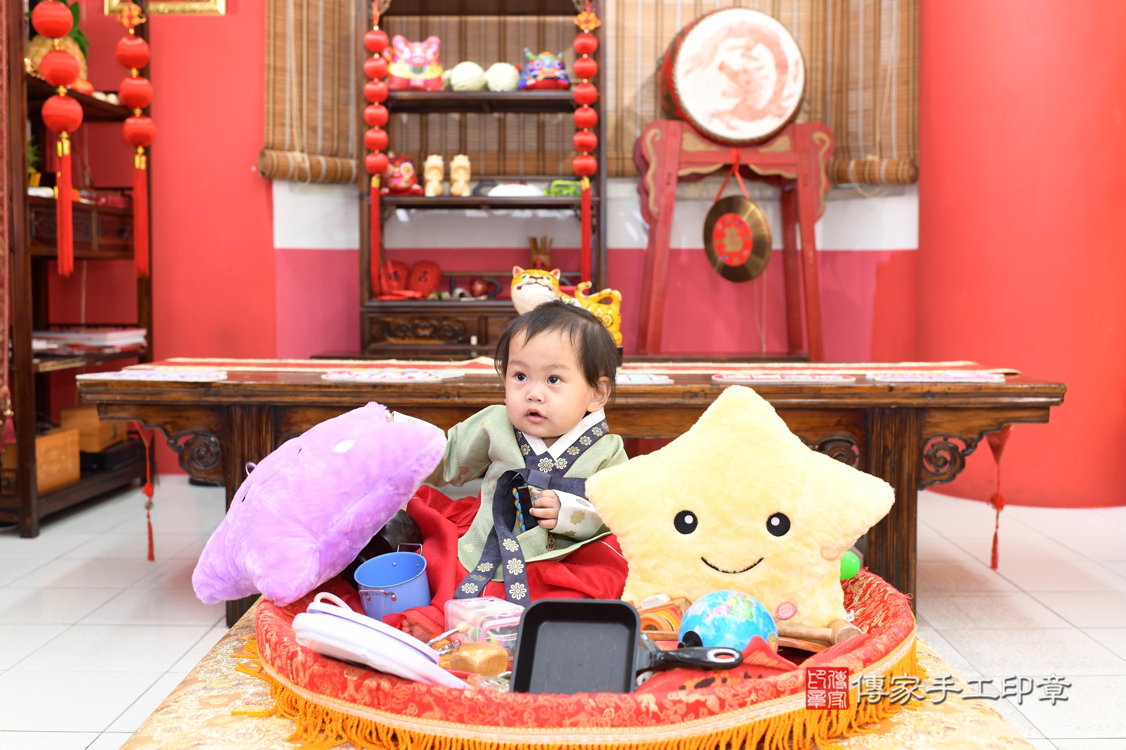 傳家手工印章高雄店、抓周、度脺、美式風會場、傳家嬰兒古禮、吉祥話、抓周道具物品24種、拍照。抓周證書。寶寶抓周、滿周歲、生日快樂、祝福 傳家手工印章高雄店、抓周、度脺、美式風會場、傳家嬰兒古禮、吉祥話、抓周道具物品24種、拍照。抓周證書。寶寶抓周、滿周歲、生日快樂、祝福