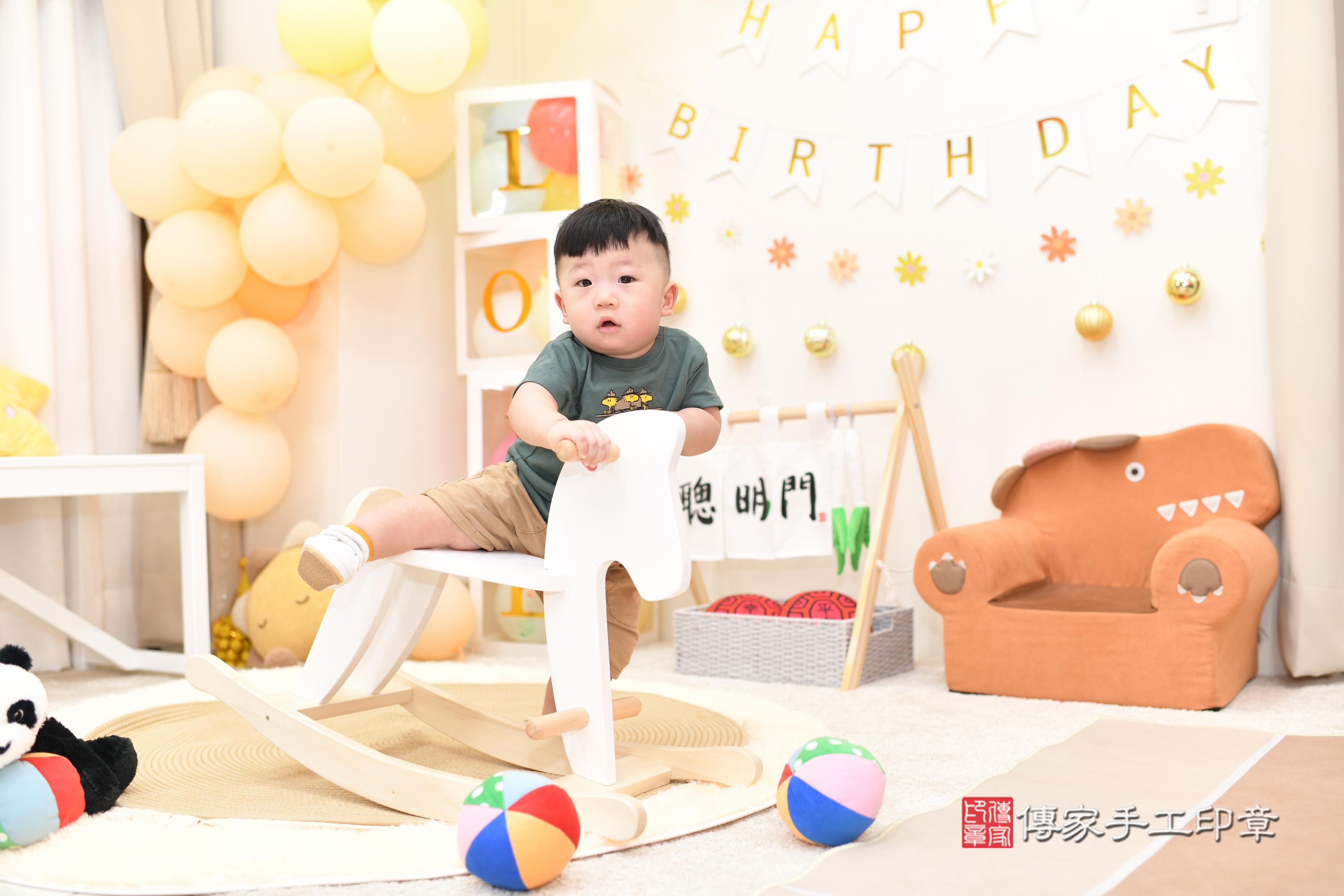 傳家手工印章高雄店、抓周、度脺、美式風會場、傳家嬰兒古禮、吉祥話、抓周道具物品24種、拍照。抓周證書。寶寶抓周、滿周歲、生日快樂、祝福 傳家手工印章高雄店、抓周、度脺、美式風會場、傳家嬰兒古禮、吉祥話、抓周道具物品24種、拍照。抓周證書。寶寶抓周、滿周歲、生日快樂、祝福