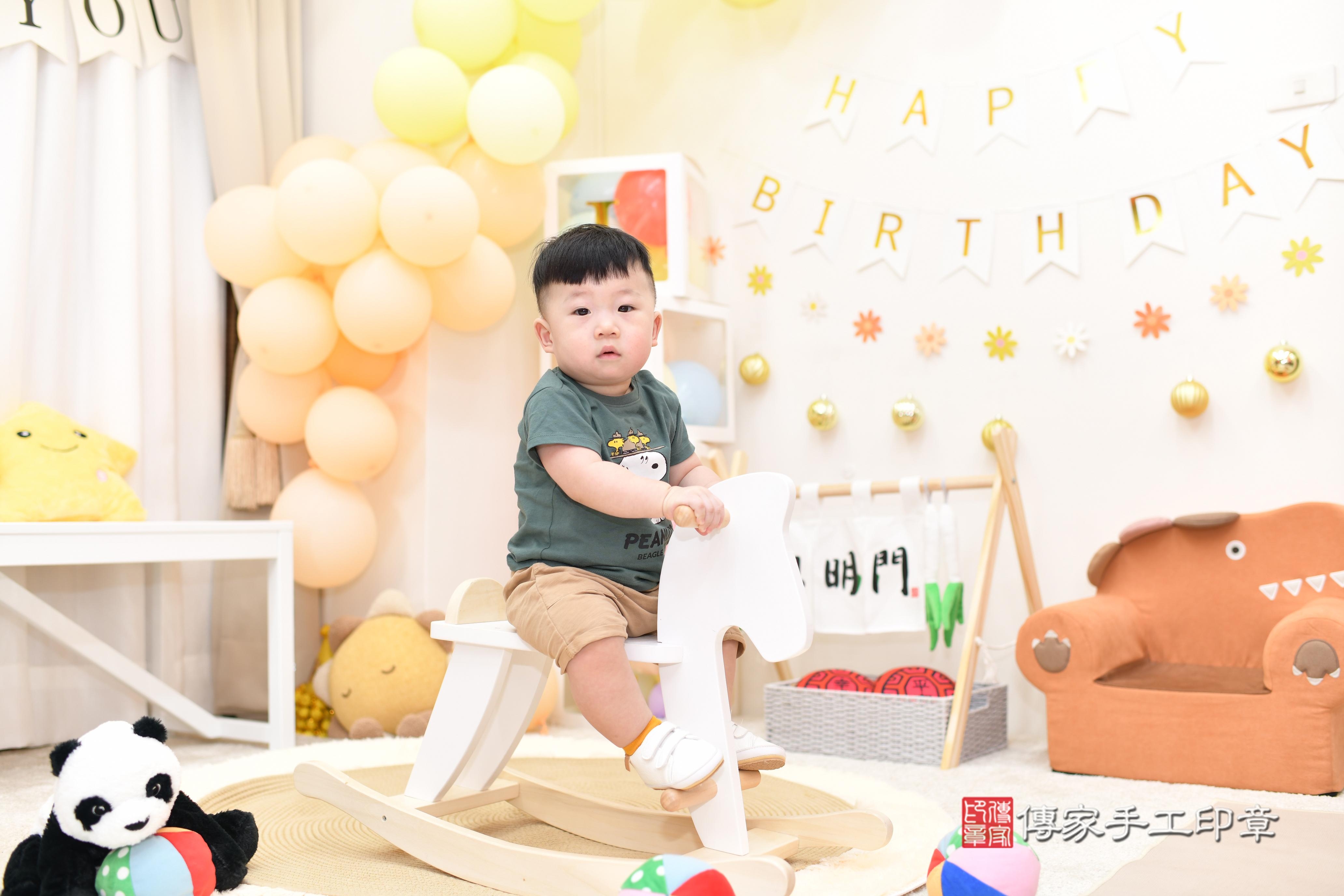 傳家手工印章高雄店、抓周、度脺、美式風會場、傳家嬰兒古禮、吉祥話、抓周道具物品24種、拍照。抓周證書。寶寶抓周、滿周歲、生日快樂、祝福 傳家手工印章高雄店、抓周、度脺、美式風會場、傳家嬰兒古禮、吉祥話、抓周道具物品24種、拍照。抓周證書。寶寶抓周、滿周歲、生日快樂、祝福