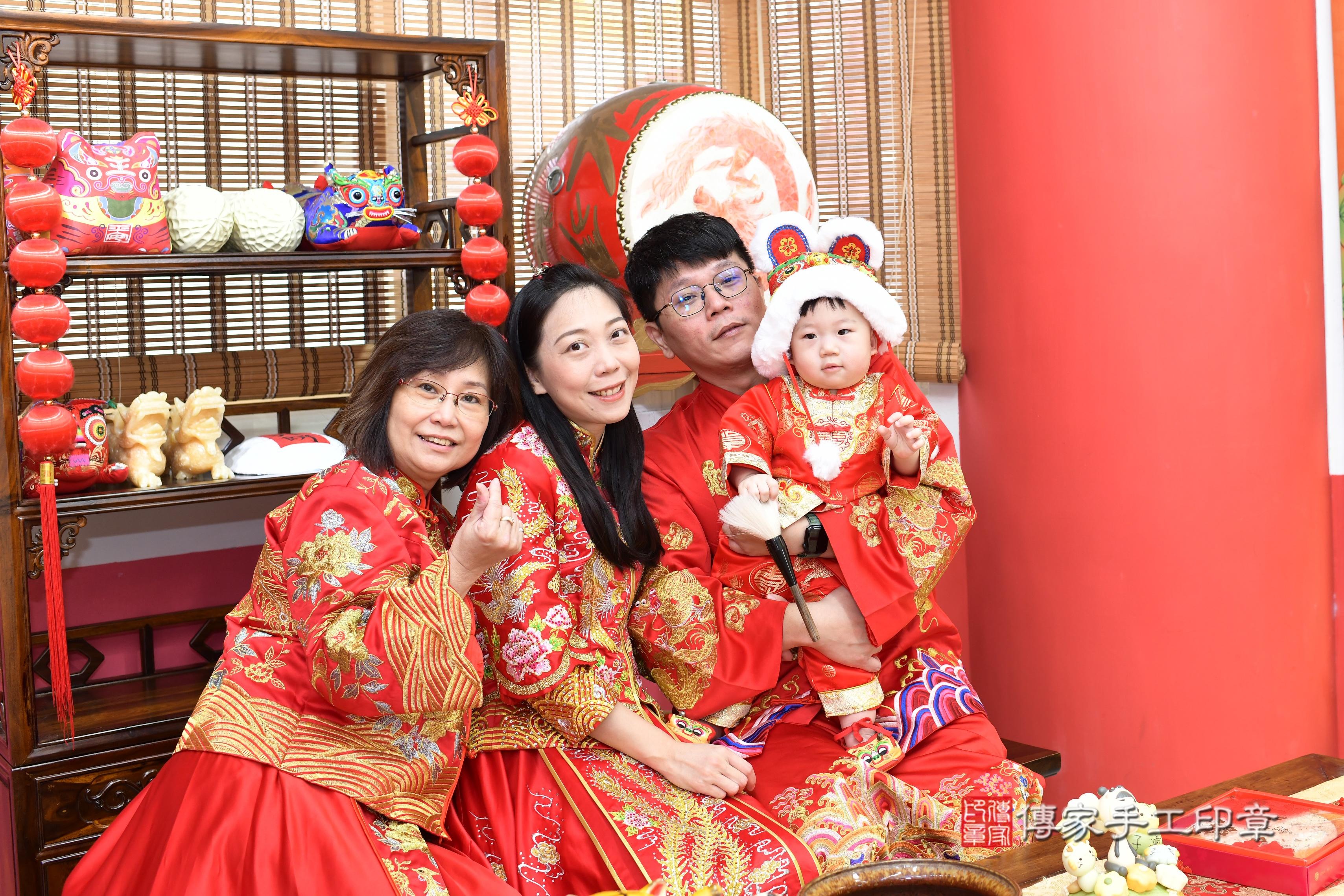 傳家手工印章高雄店、抓周、度脺、美式風會場、傳家嬰兒古禮、吉祥話、抓周道具物品24種、拍照。抓周證書。寶寶抓周、滿周歲、生日快樂、祝福 傳家手工印章高雄店、抓周、度脺、美式風會場、傳家嬰兒古禮、吉祥話、抓周道具物品24種、拍照。抓周證書。寶寶抓周、滿周歲、生日快樂、祝福