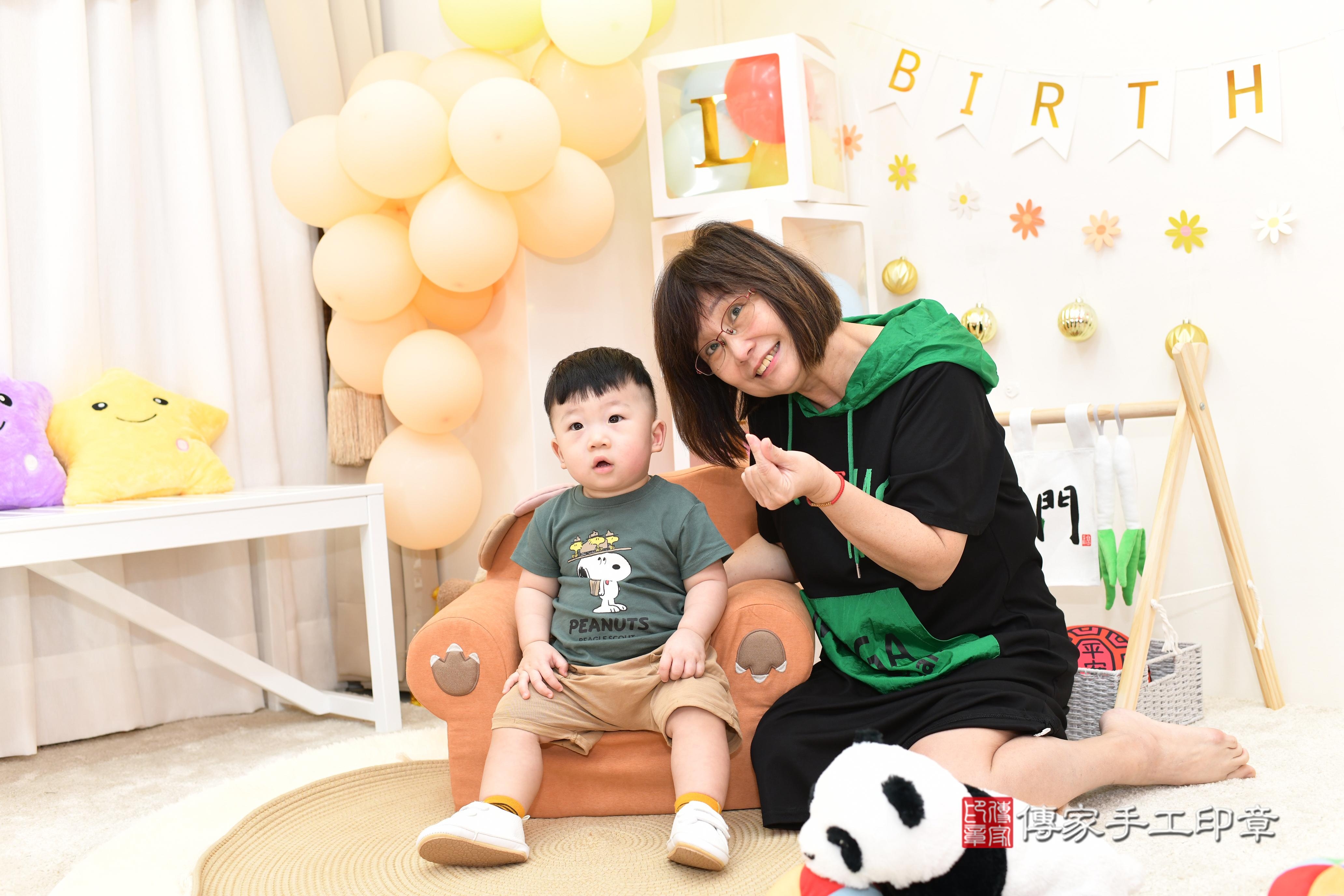 傳家手工印章高雄店、抓周、度脺、美式風會場、傳家嬰兒古禮、吉祥話、抓周道具物品24種、拍照。抓周證書。寶寶抓周、滿周歲、生日快樂、祝福 傳家手工印章高雄店、抓周、度脺、美式風會場、傳家嬰兒古禮、吉祥話、抓周道具物品24種、拍照。抓周證書。寶寶抓周、滿周歲、生日快樂、祝福