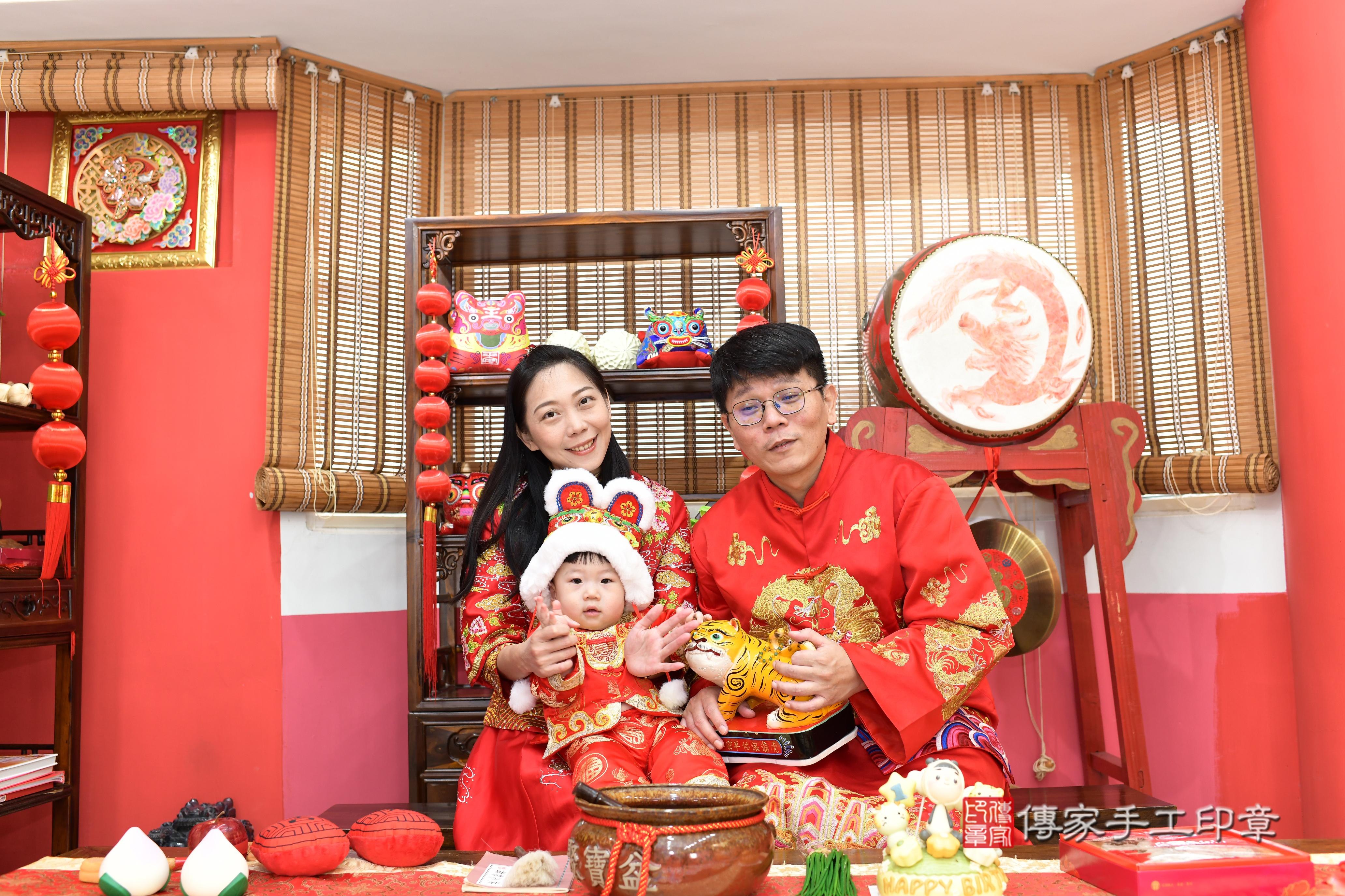 傳家手工印章高雄店、抓周、度脺、美式風會場、傳家嬰兒古禮、吉祥話、抓周道具物品24種、拍照。抓周證書。寶寶抓周、滿周歲、生日快樂、祝福 傳家手工印章高雄店、抓周、度脺、美式風會場、傳家嬰兒古禮、吉祥話、抓周道具物品24種、拍照。抓周證書。寶寶抓周、滿周歲、生日快樂、祝福