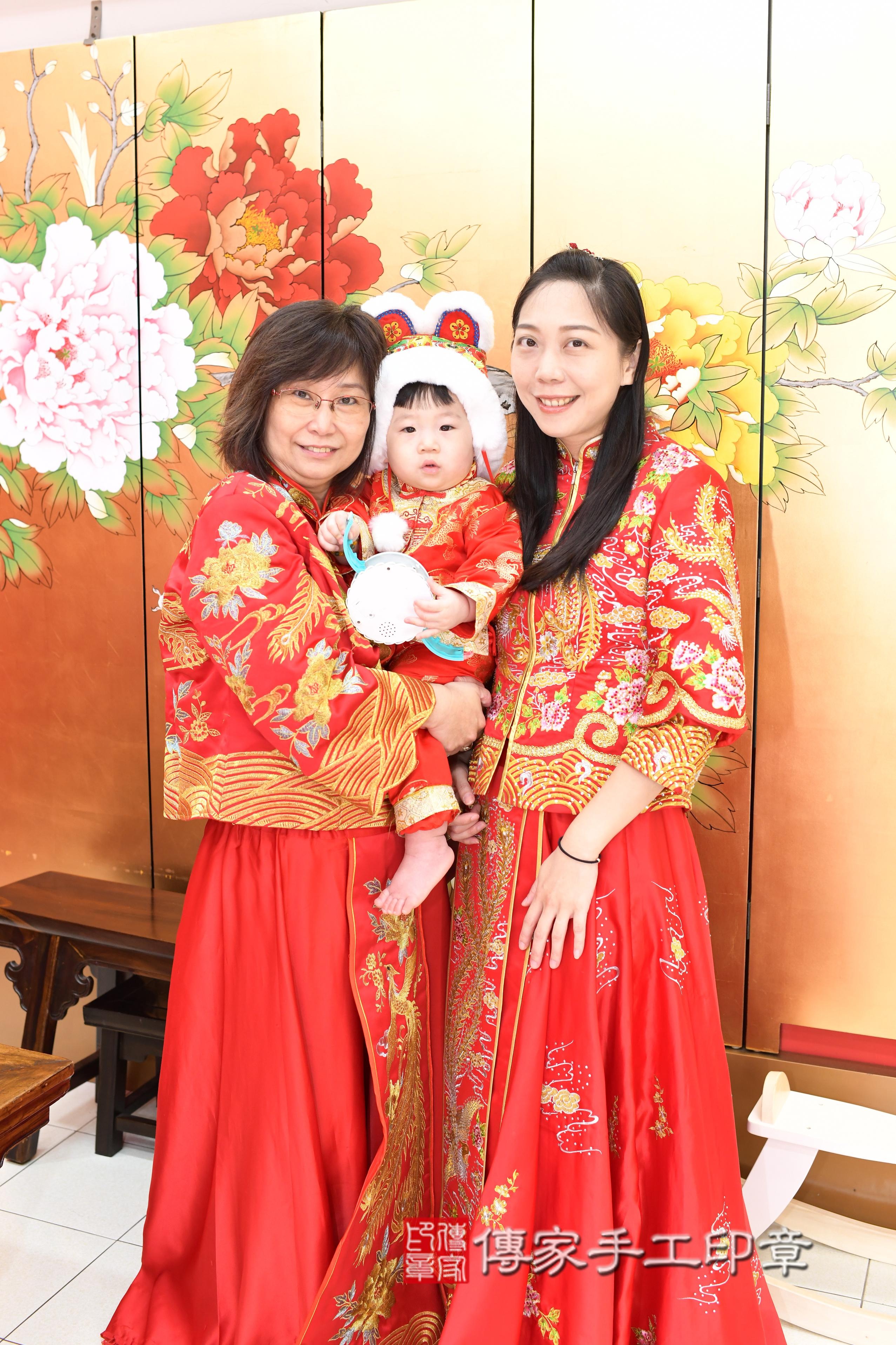 傳家手工印章高雄店、抓周、度脺、美式風會場、傳家嬰兒古禮、吉祥話、抓周道具物品24種、拍照。抓周證書。寶寶抓周、滿周歲、生日快樂、祝福 傳家手工印章高雄店、抓周、度脺、美式風會場、傳家嬰兒古禮、吉祥話、抓周道具物品24種、拍照。抓周證書。寶寶抓周、滿周歲、生日快樂、祝福