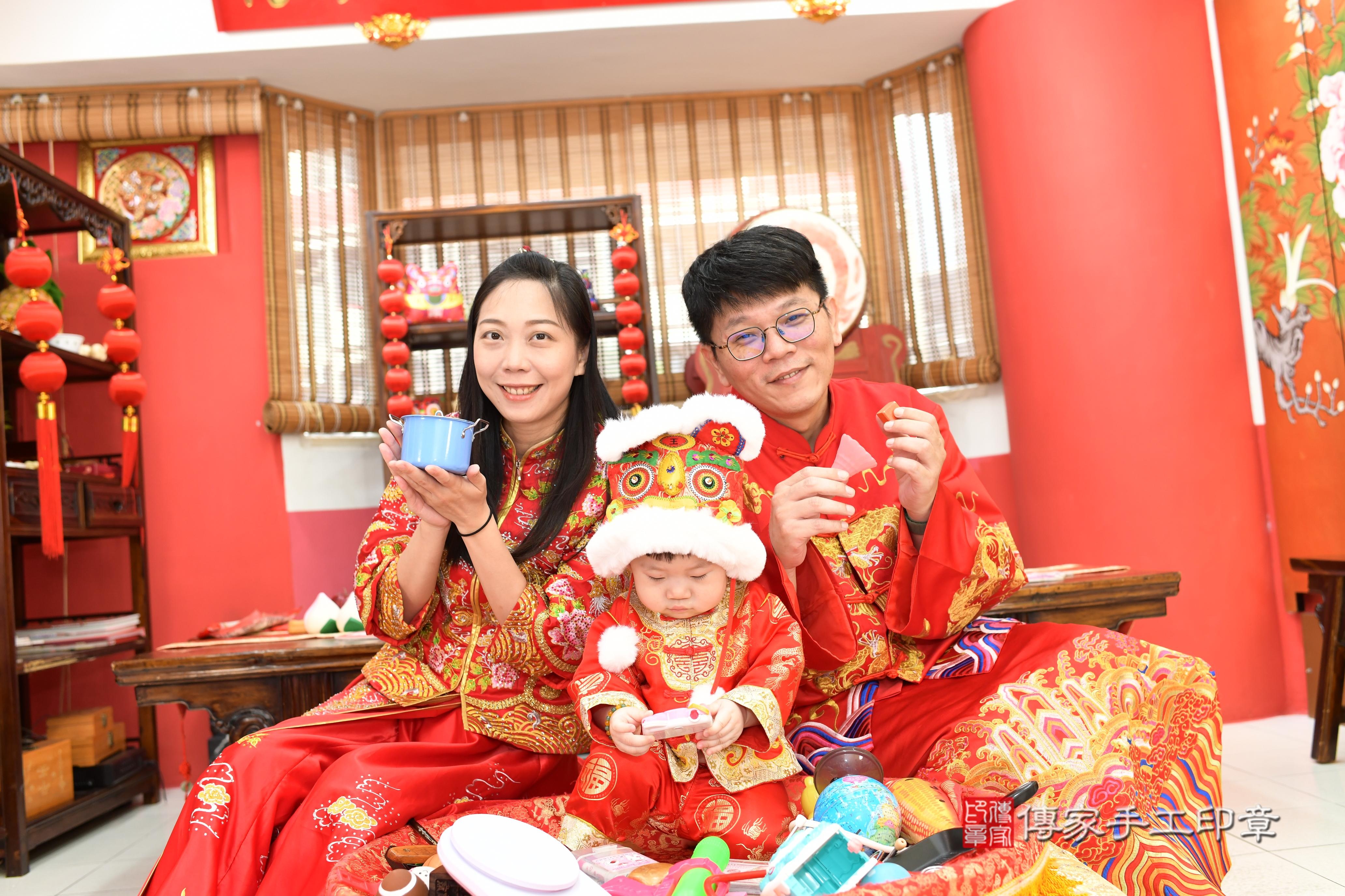 傳家手工印章高雄店、抓周、度脺、美式風會場、傳家嬰兒古禮、吉祥話、抓周道具物品24種、拍照。抓周證書。寶寶抓周、滿周歲、生日快樂、祝福 傳家手工印章高雄店、抓周、度脺、美式風會場、傳家嬰兒古禮、吉祥話、抓周道具物品24種、拍照。抓周證書。寶寶抓周、滿周歲、生日快樂、祝福