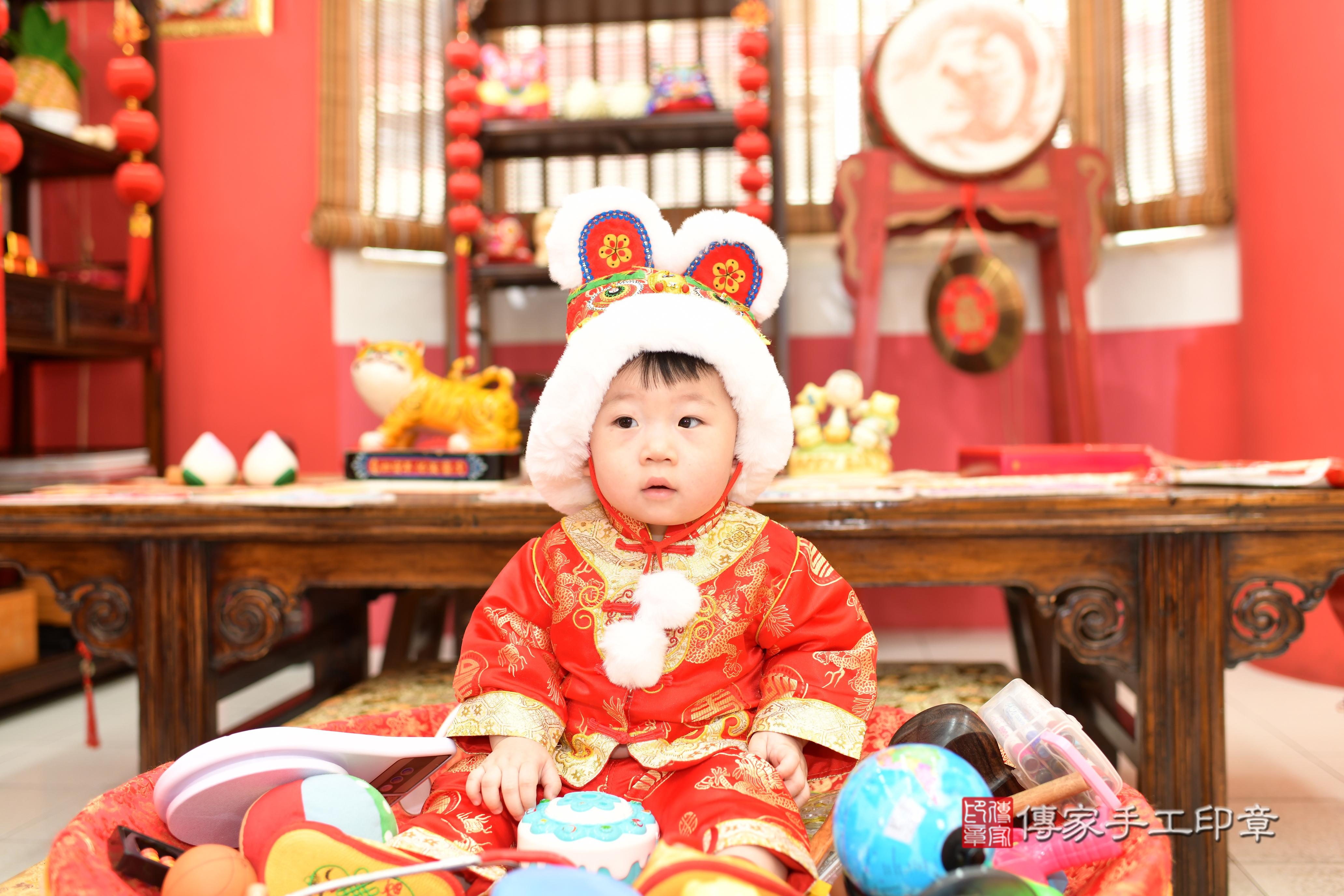 傳家手工印章高雄店、抓周、度脺、美式風會場、傳家嬰兒古禮、吉祥話、抓周道具物品24種、拍照。抓周證書。寶寶抓周、滿周歲、生日快樂、祝福 傳家手工印章高雄店、抓周、度脺、美式風會場、傳家嬰兒古禮、吉祥話、抓周道具物品24種、拍照。抓周證書。寶寶抓周、滿周歲、生日快樂、祝福