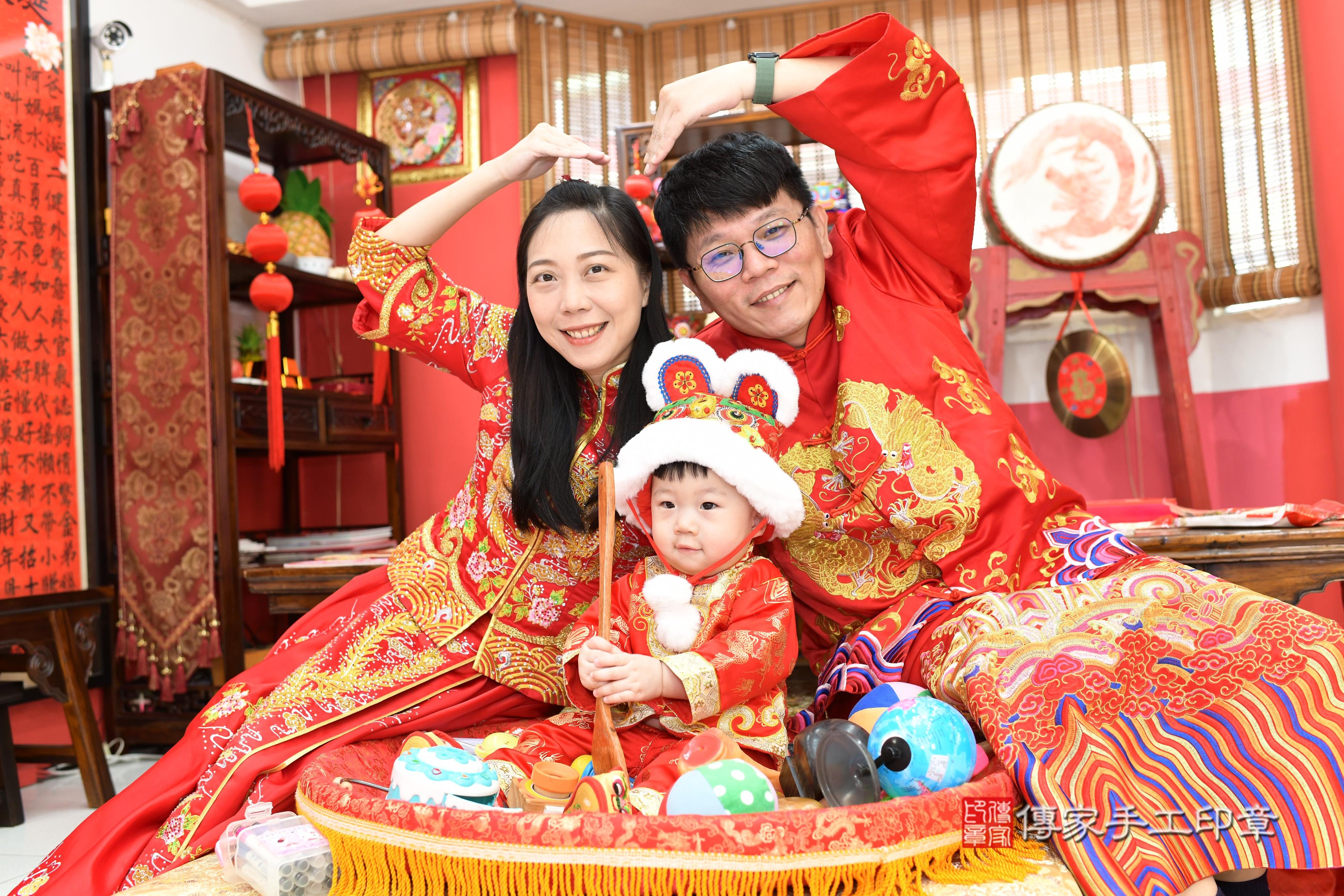 傳家手工印章高雄店、抓周、度脺、美式風會場、傳家嬰兒古禮、吉祥話、抓周道具物品24種、拍照。抓周證書。寶寶抓周、滿周歲、生日快樂、祝福 傳家手工印章高雄店、抓周、度脺、美式風會場、傳家嬰兒古禮、吉祥話、抓周道具物品24種、拍照。抓周證書。寶寶抓周、滿周歲、生日快樂、祝福