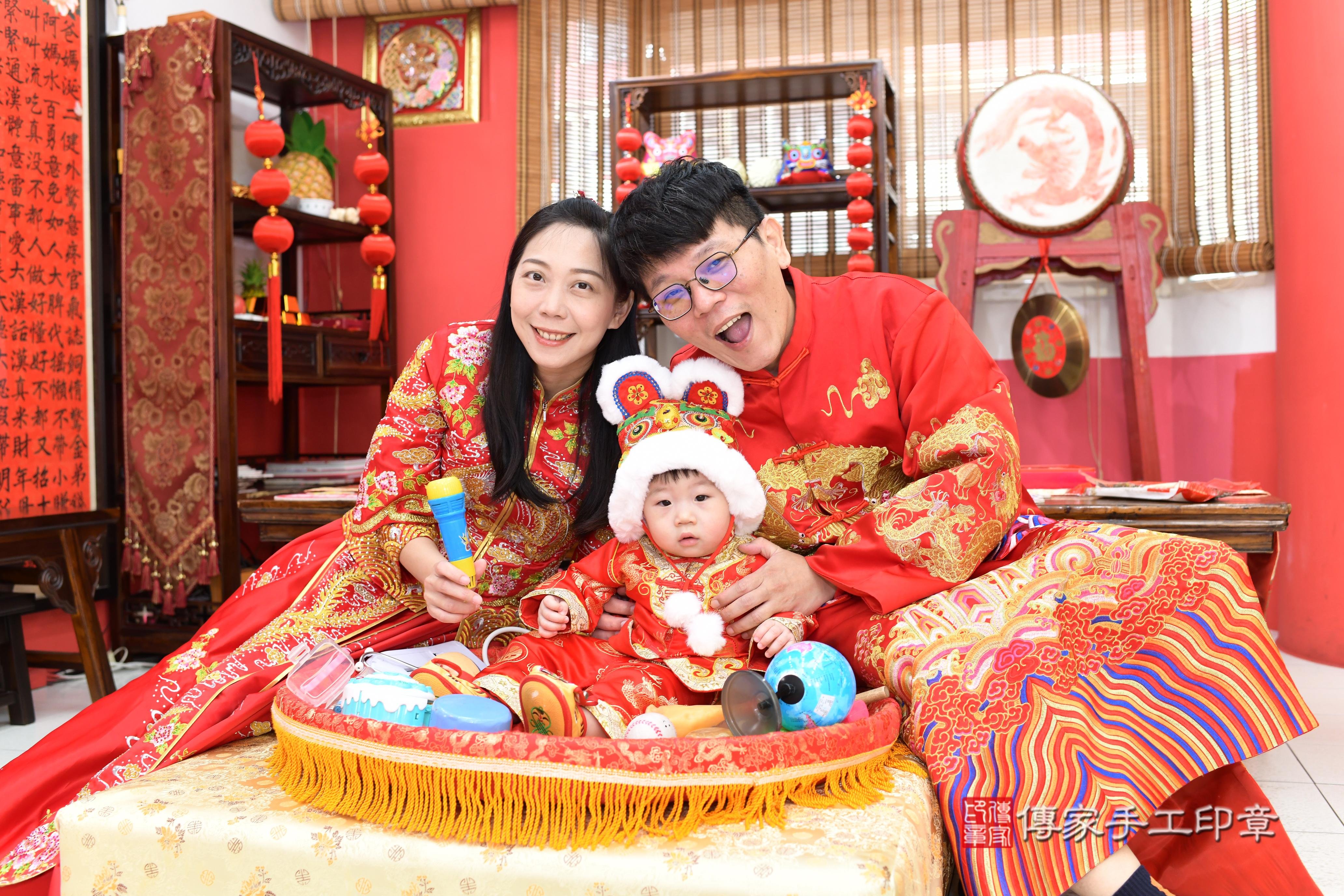 傳家手工印章高雄店、抓周、度脺、美式風會場、傳家嬰兒古禮、吉祥話、抓周道具物品24種、拍照。抓周證書。寶寶抓周、滿周歲、生日快樂、祝福 傳家手工印章高雄店、抓周、度脺、美式風會場、傳家嬰兒古禮、吉祥話、抓周道具物品24種、拍照。抓周證書。寶寶抓周、滿周歲、生日快樂、祝福