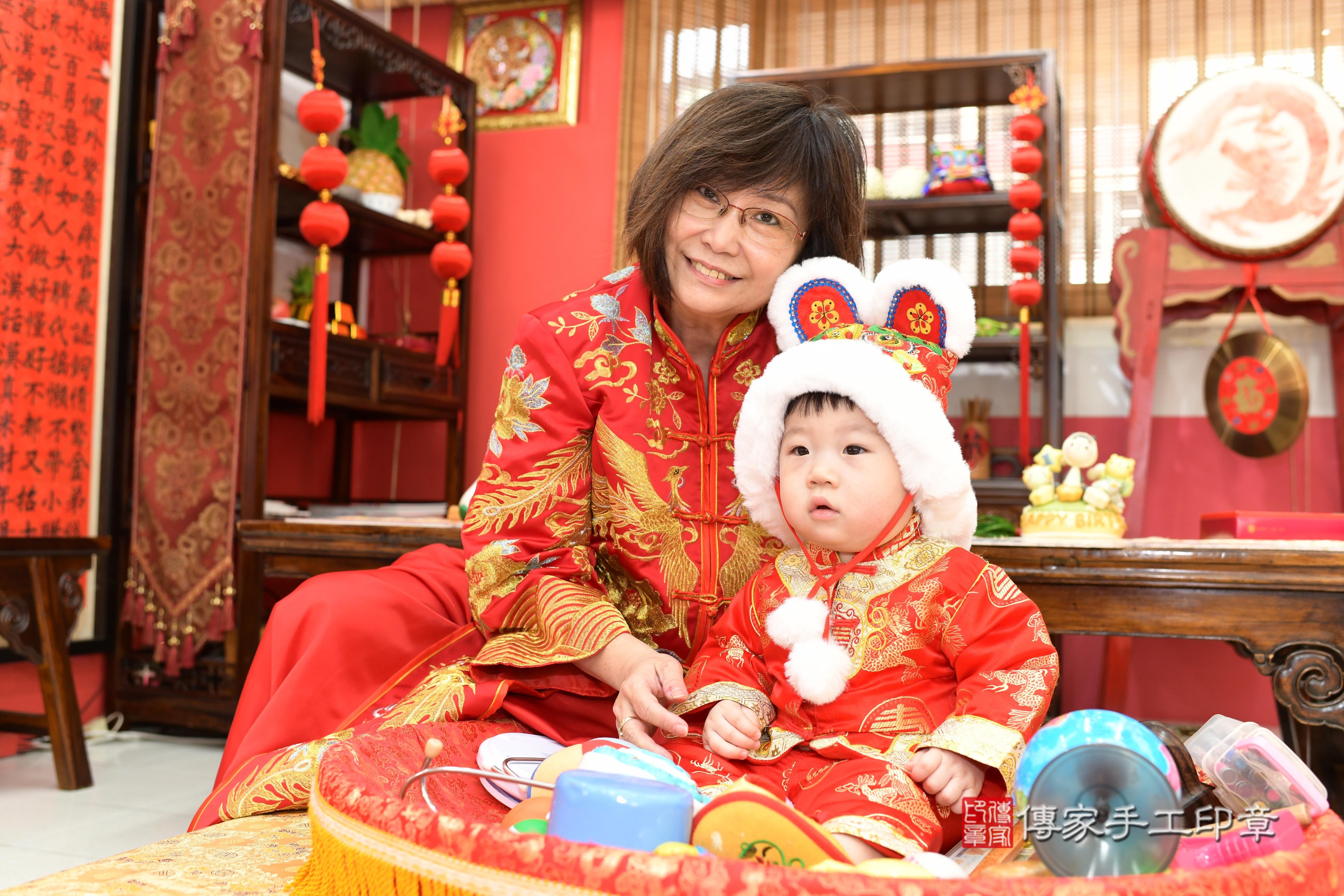 傳家手工印章高雄店、抓周、度脺、美式風會場、傳家嬰兒古禮、吉祥話、抓周道具物品24種、拍照。抓周證書。寶寶抓周、滿周歲、生日快樂、祝福 傳家手工印章高雄店、抓周、度脺、美式風會場、傳家嬰兒古禮、吉祥話、抓周道具物品24種、拍照。抓周證書。寶寶抓周、滿周歲、生日快樂、祝福