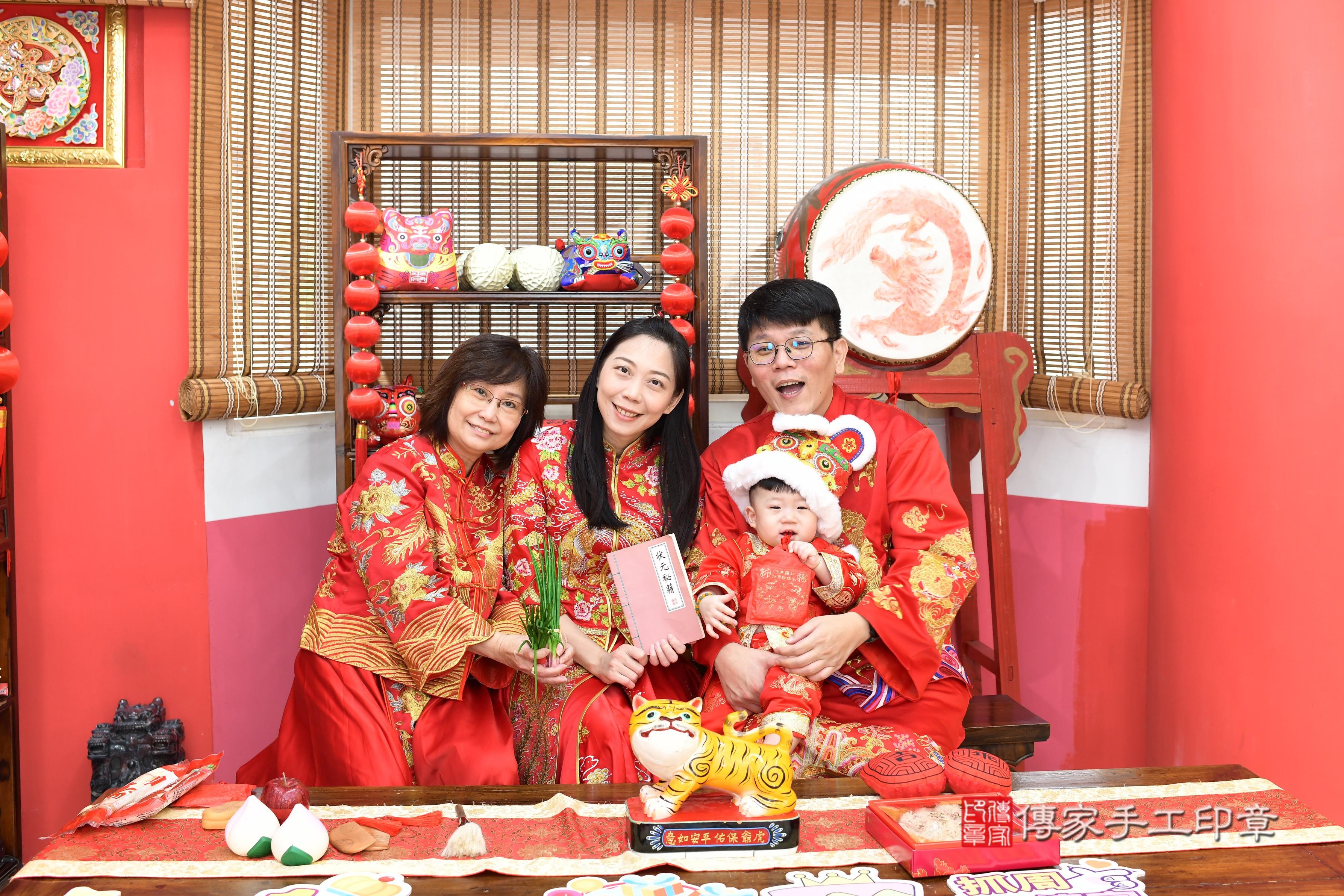 傳家手工印章高雄店、抓周、度脺、美式風會場、傳家嬰兒古禮、吉祥話、抓周道具物品24種、拍照。抓周證書。寶寶抓周、滿周歲、生日快樂、祝福