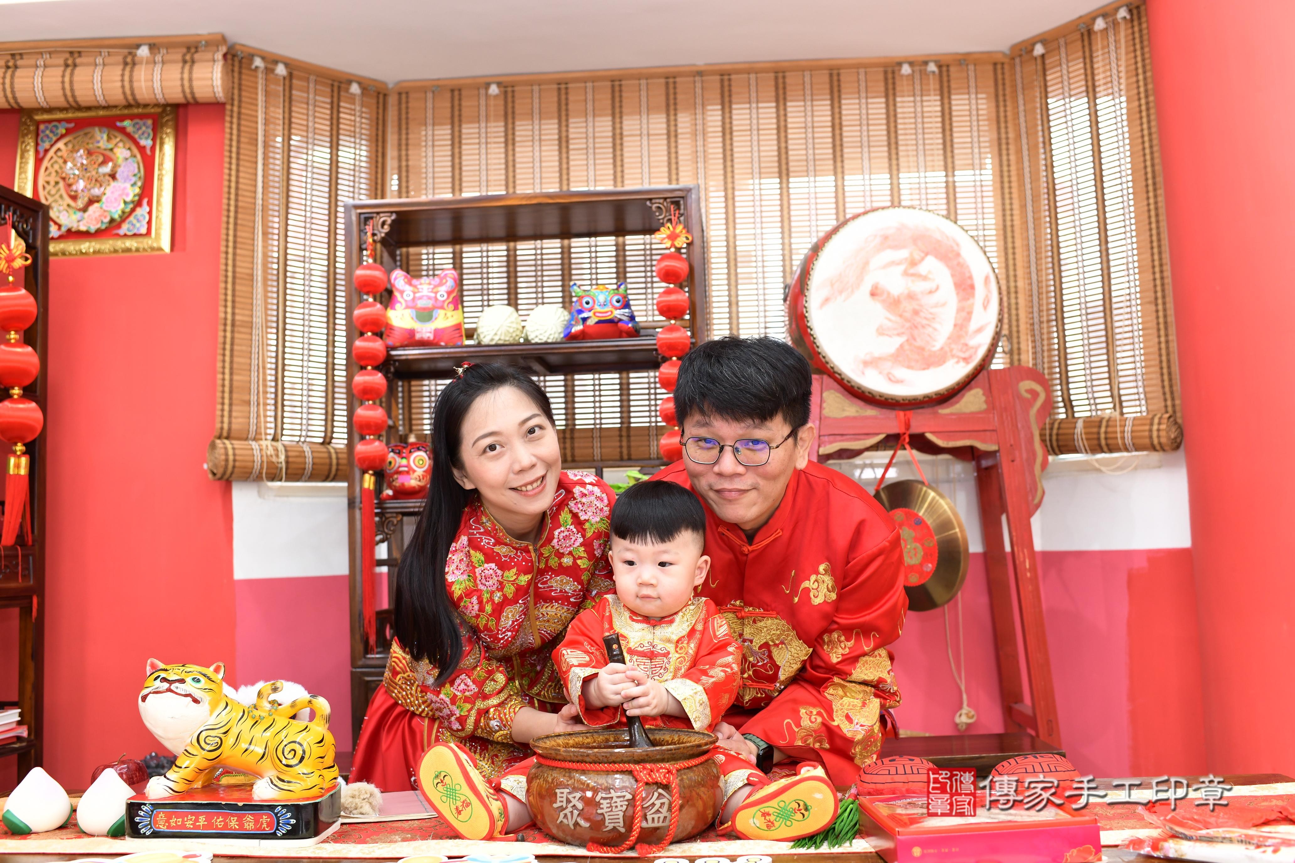 傳家手工印章高雄店、抓周、度脺、美式風會場、傳家嬰兒古禮、吉祥話、抓周道具物品24種、拍照。抓周證書。寶寶抓周、滿周歲、生日快樂、祝福 傳家手工印章高雄店、抓周、度脺、美式風會場、傳家嬰兒古禮、吉祥話、抓周道具物品24種、拍照。抓周證書。寶寶抓周、滿周歲、生日快樂、祝福