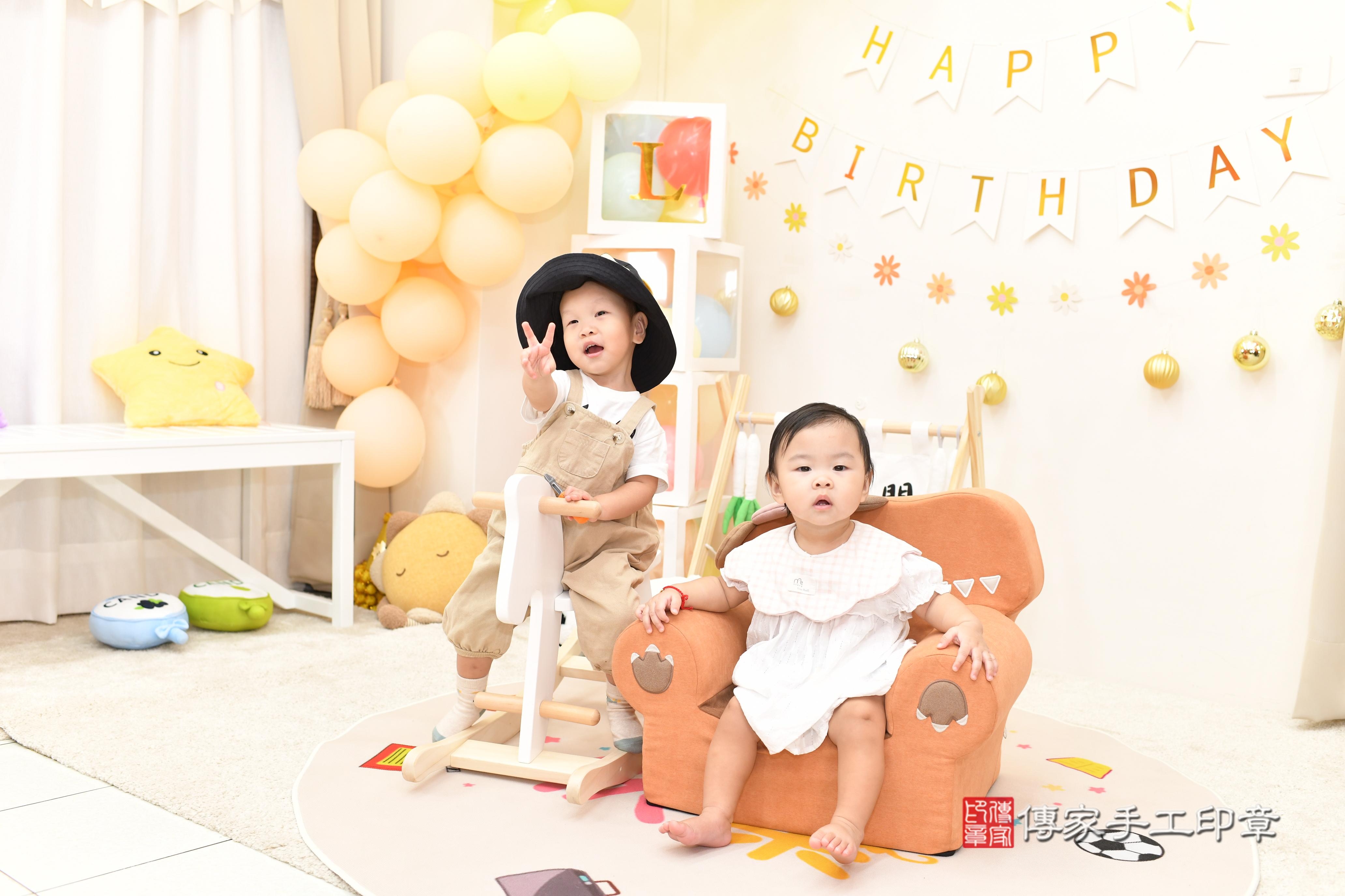 傳家手工印章高雄店、抓周、度脺、美式風會場、傳家嬰兒古禮、吉祥話、抓周道具物品24種、拍照。抓周證書。寶寶抓周、滿周歲、生日快樂、祝福 傳家手工印章高雄店、抓周、度脺、美式風會場、傳家嬰兒古禮、吉祥話、抓周道具物品24種、拍照。抓周證書。寶寶抓周、滿周歲、生日快樂、祝福