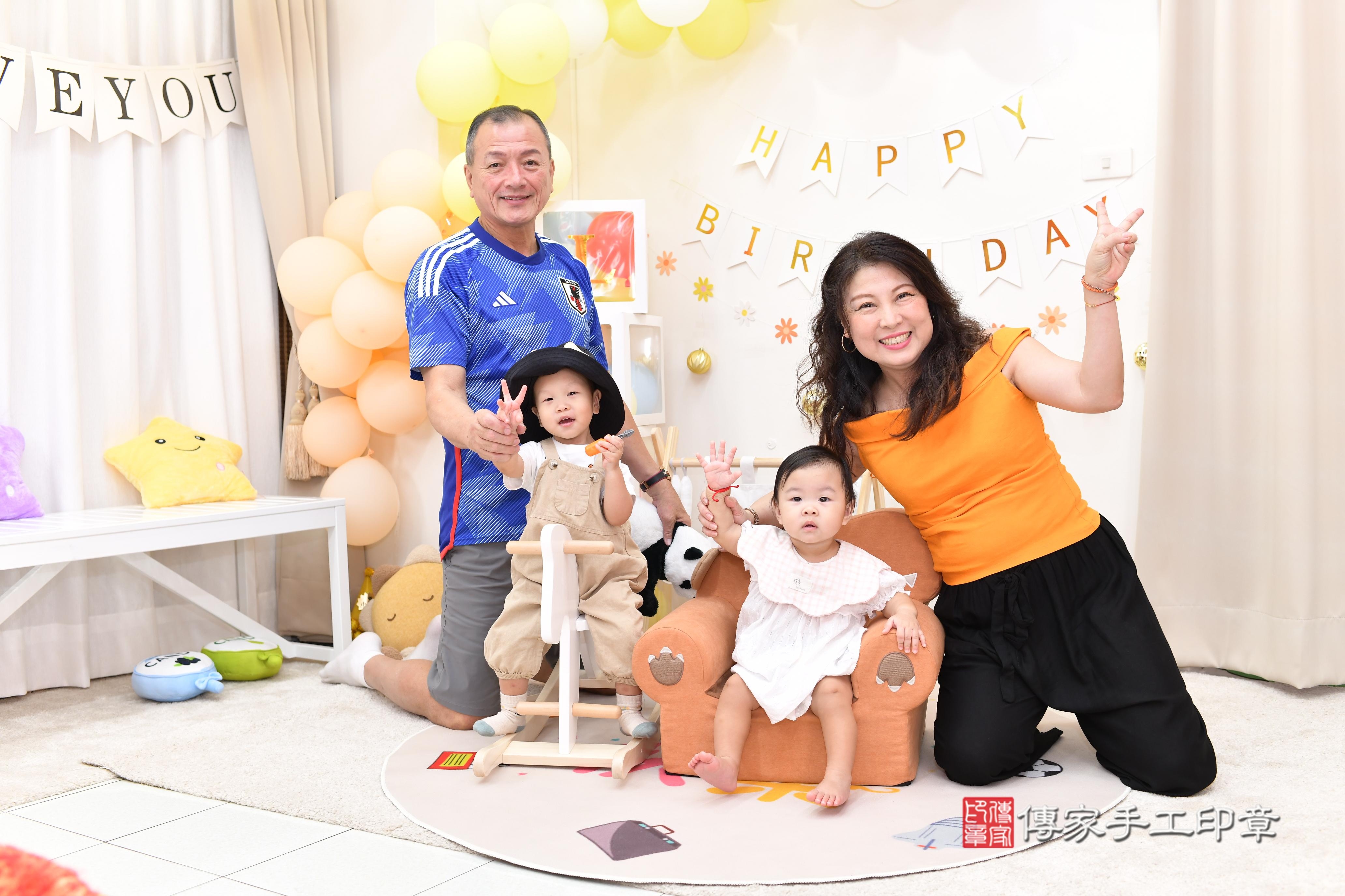 傳家手工印章高雄店、抓周、度脺、美式風會場、傳家嬰兒古禮、吉祥話、抓周道具物品24種、拍照。抓周證書。寶寶抓周、滿周歲、生日快樂、祝福 傳家手工印章高雄店、抓周、度脺、美式風會場、傳家嬰兒古禮、吉祥話、抓周道具物品24種、拍照。抓周證書。寶寶抓周、滿周歲、生日快樂、祝福