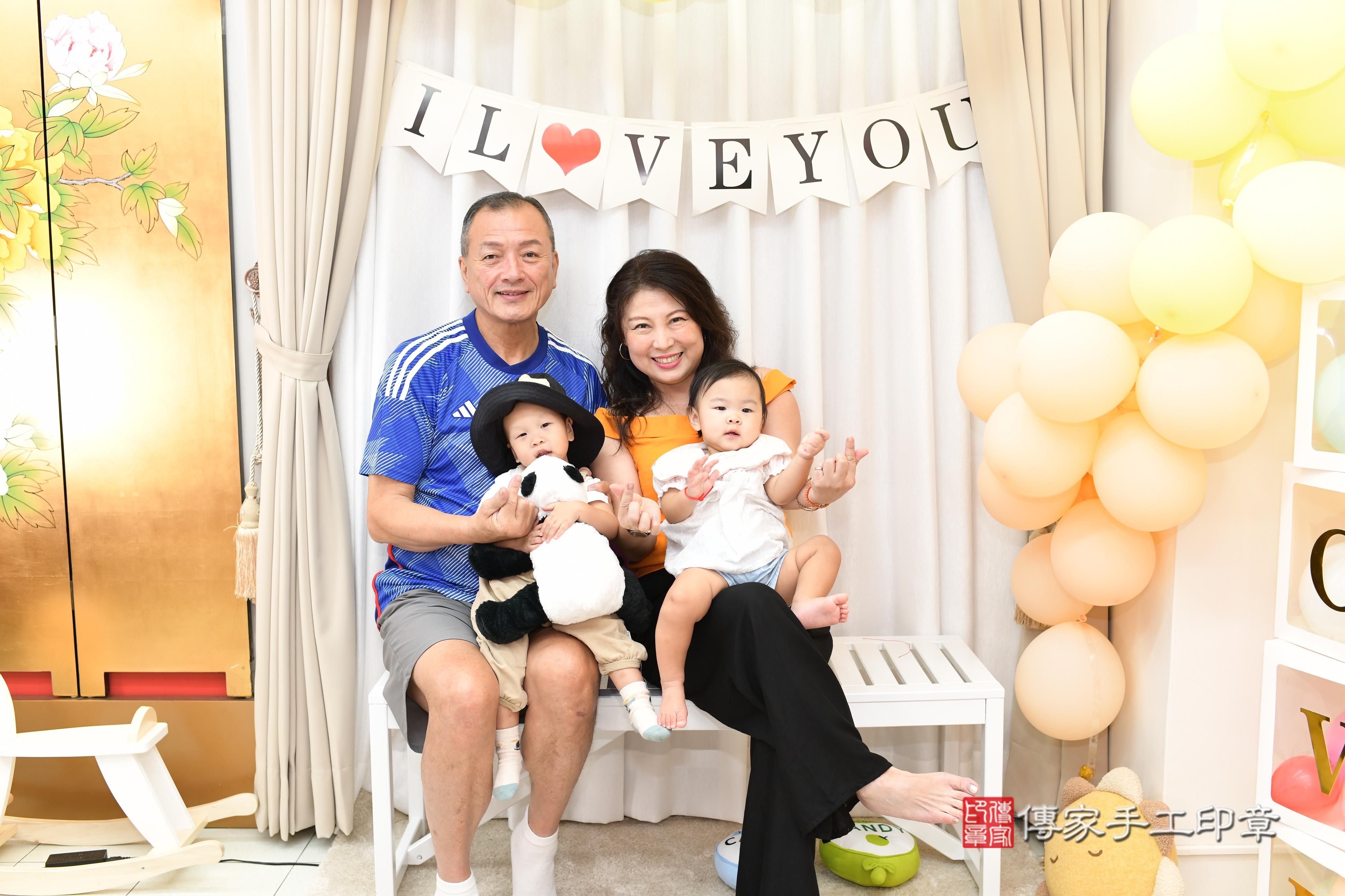 傳家手工印章高雄店、抓周、度脺、美式風會場、傳家嬰兒古禮、吉祥話、抓周道具物品24種、拍照。抓周證書。寶寶抓周、滿周歲、生日快樂、祝福 傳家手工印章高雄店、抓周、度脺、美式風會場、傳家嬰兒古禮、吉祥話、抓周道具物品24種、拍照。抓周證書。寶寶抓周、滿周歲、生日快樂、祝福