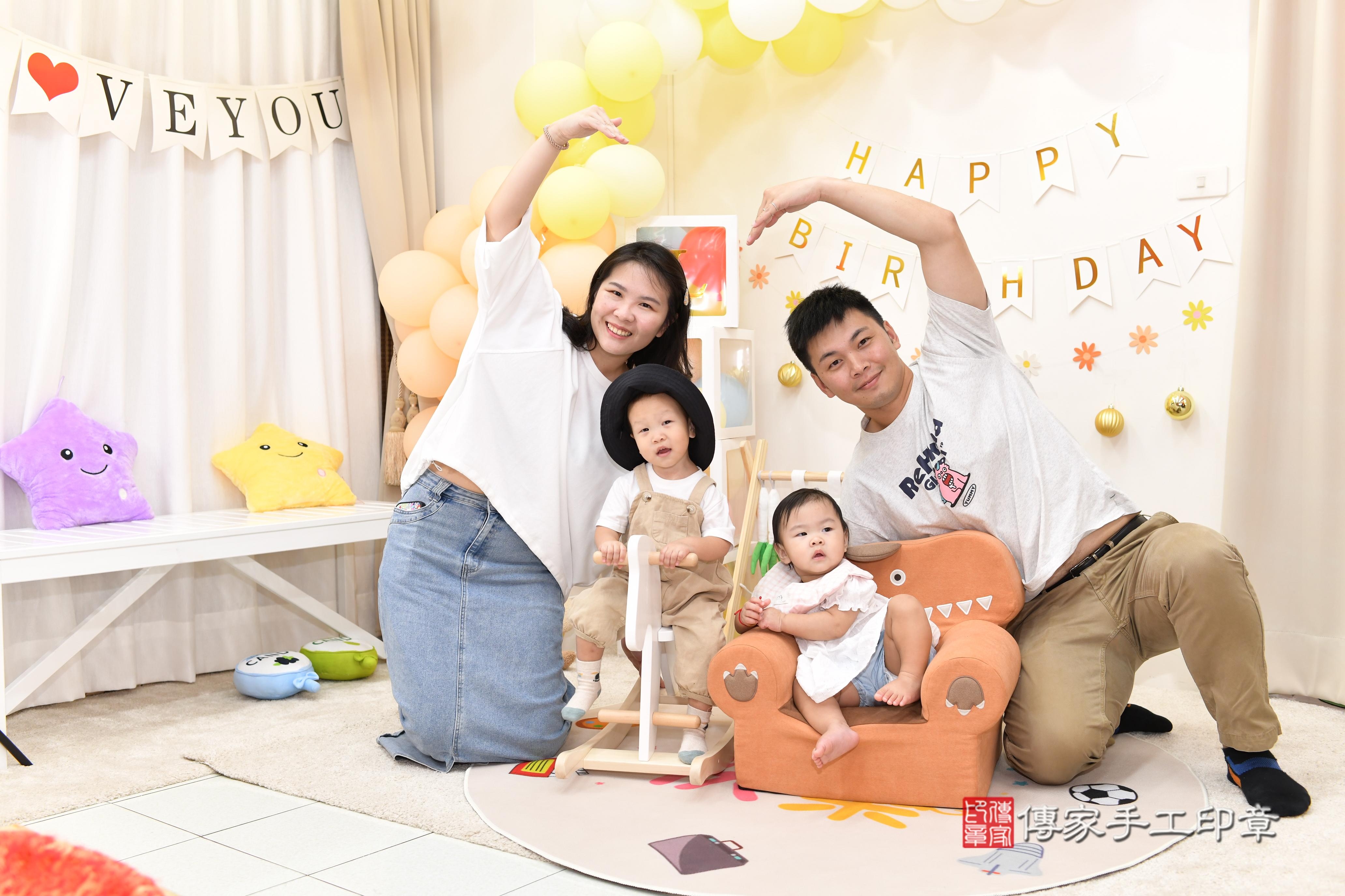 傳家手工印章高雄店、抓周、度脺、美式風會場、傳家嬰兒古禮、吉祥話、抓周道具物品24種、拍照。抓周證書。寶寶抓周、滿周歲、生日快樂、祝福 傳家手工印章高雄店、抓周、度脺、美式風會場、傳家嬰兒古禮、吉祥話、抓周道具物品24種、拍照。抓周證書。寶寶抓周、滿周歲、生日快樂、祝福