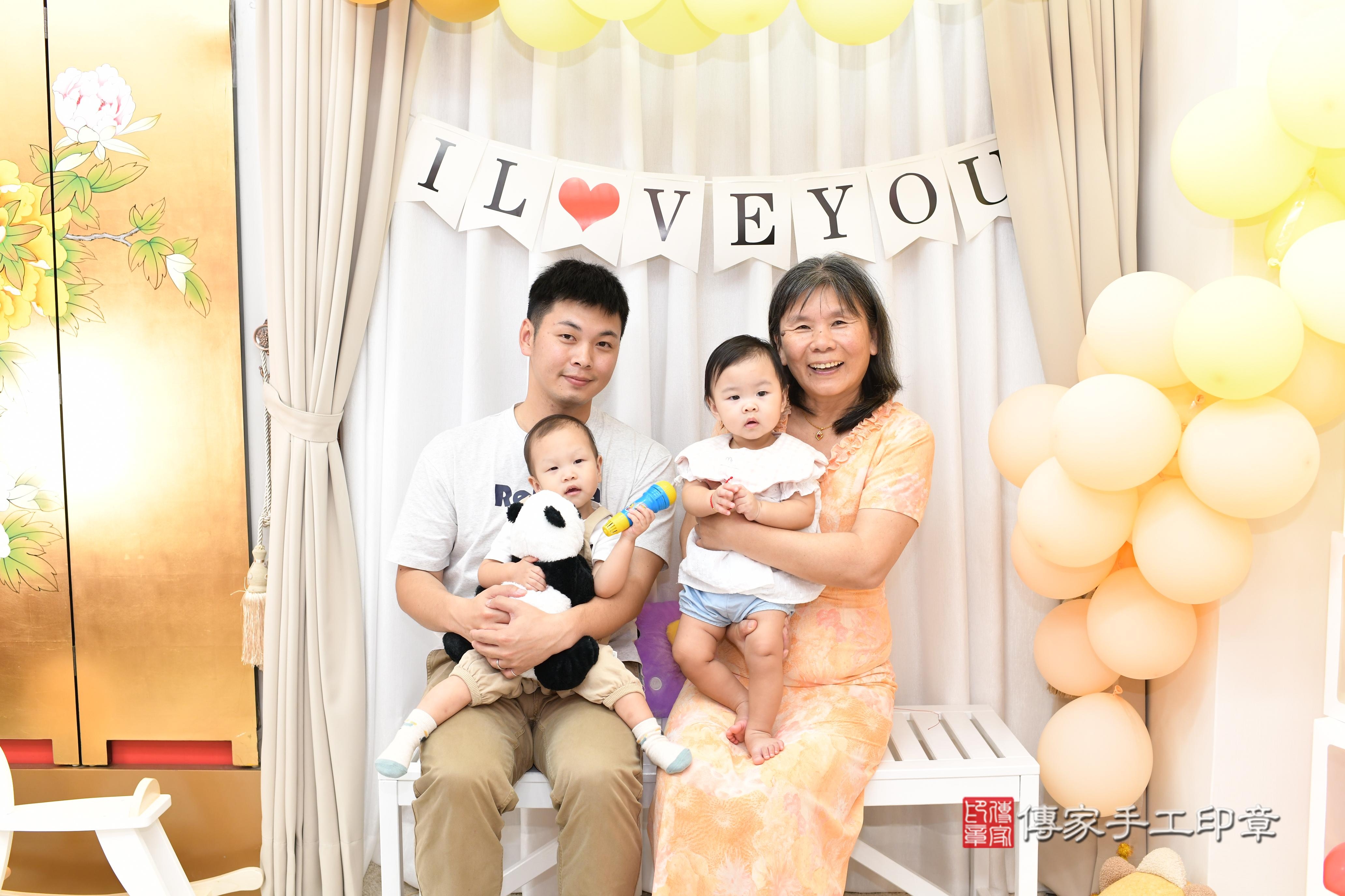 傳家手工印章高雄店、抓周、度脺、美式風會場、傳家嬰兒古禮、吉祥話、抓周道具物品24種、拍照。抓周證書。寶寶抓周、滿周歲、生日快樂、祝福 傳家手工印章高雄店、抓周、度脺、美式風會場、傳家嬰兒古禮、吉祥話、抓周道具物品24種、拍照。抓周證書。寶寶抓周、滿周歲、生日快樂、祝福