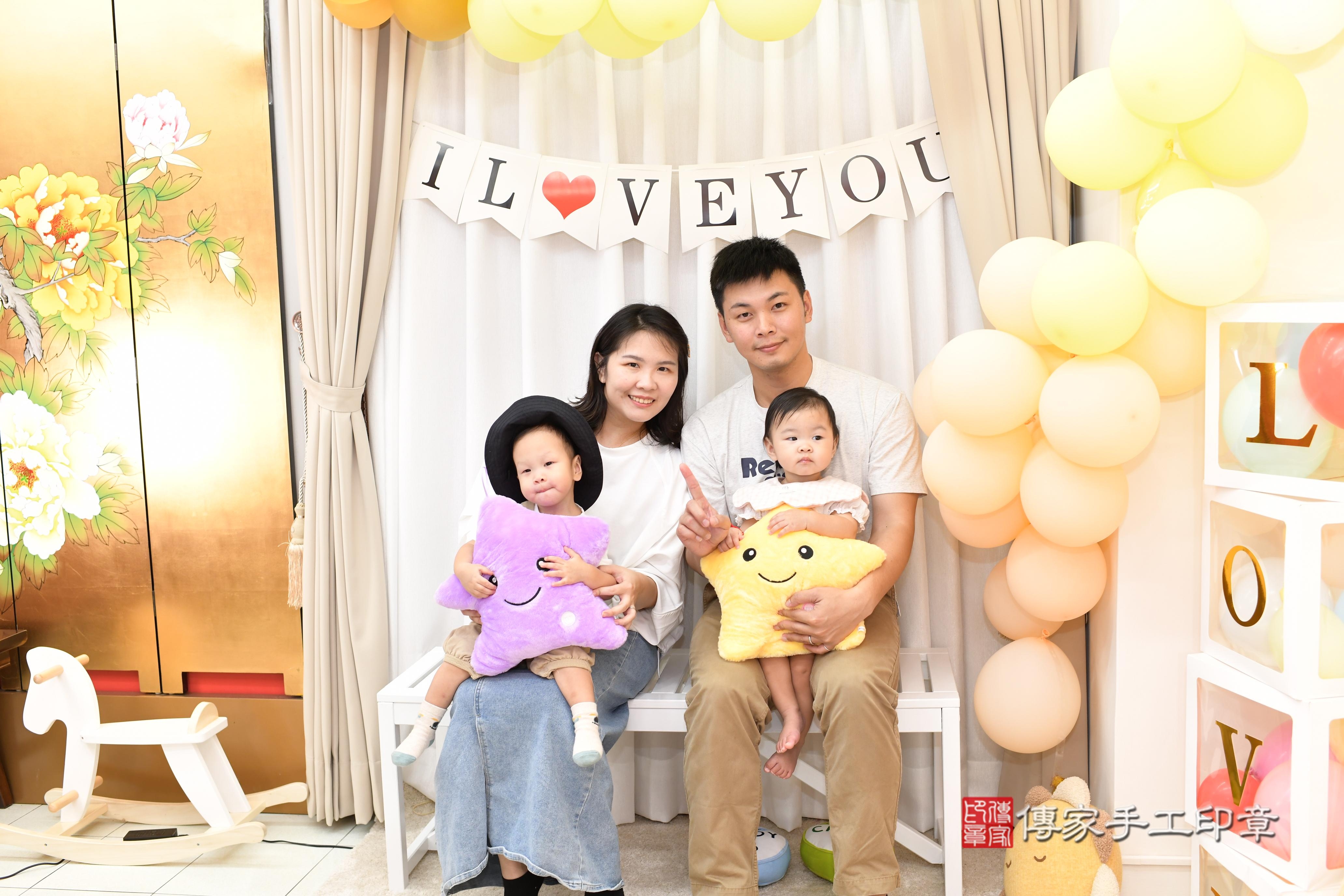 傳家手工印章高雄店、抓周、度脺、美式風會場、傳家嬰兒古禮、吉祥話、抓周道具物品24種、拍照。抓周證書。寶寶抓周、滿周歲、生日快樂、祝福 傳家手工印章高雄店、抓周、度脺、美式風會場、傳家嬰兒古禮、吉祥話、抓周道具物品24種、拍照。抓周證書。寶寶抓周、滿周歲、生日快樂、祝福