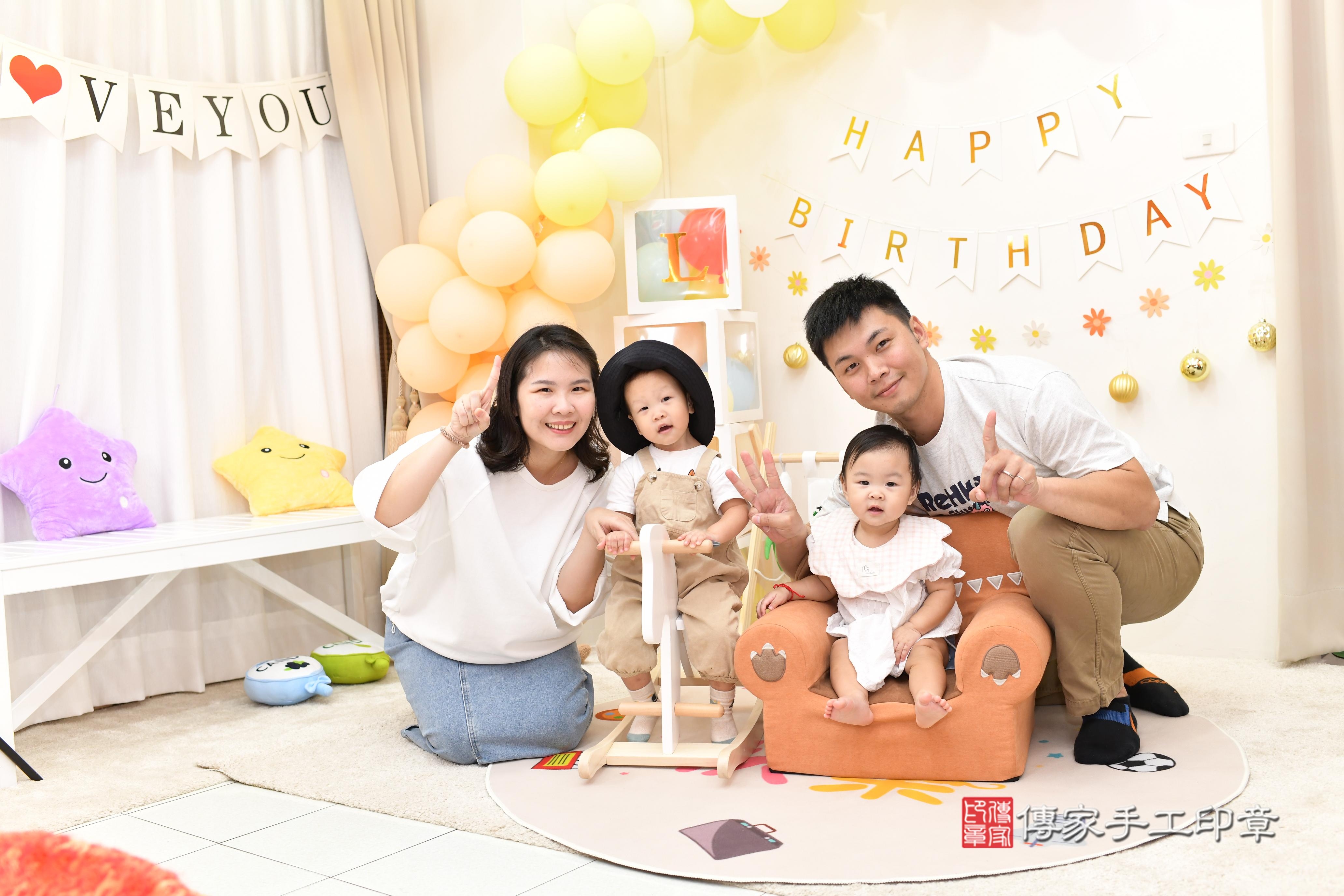 傳家手工印章高雄店、抓周、度脺、美式風會場、傳家嬰兒古禮、吉祥話、抓周道具物品24種、拍照。抓周證書。寶寶抓周、滿周歲、生日快樂、祝福 傳家手工印章高雄店、抓周、度脺、美式風會場、傳家嬰兒古禮、吉祥話、抓周道具物品24種、拍照。抓周證書。寶寶抓周、滿周歲、生日快樂、祝福