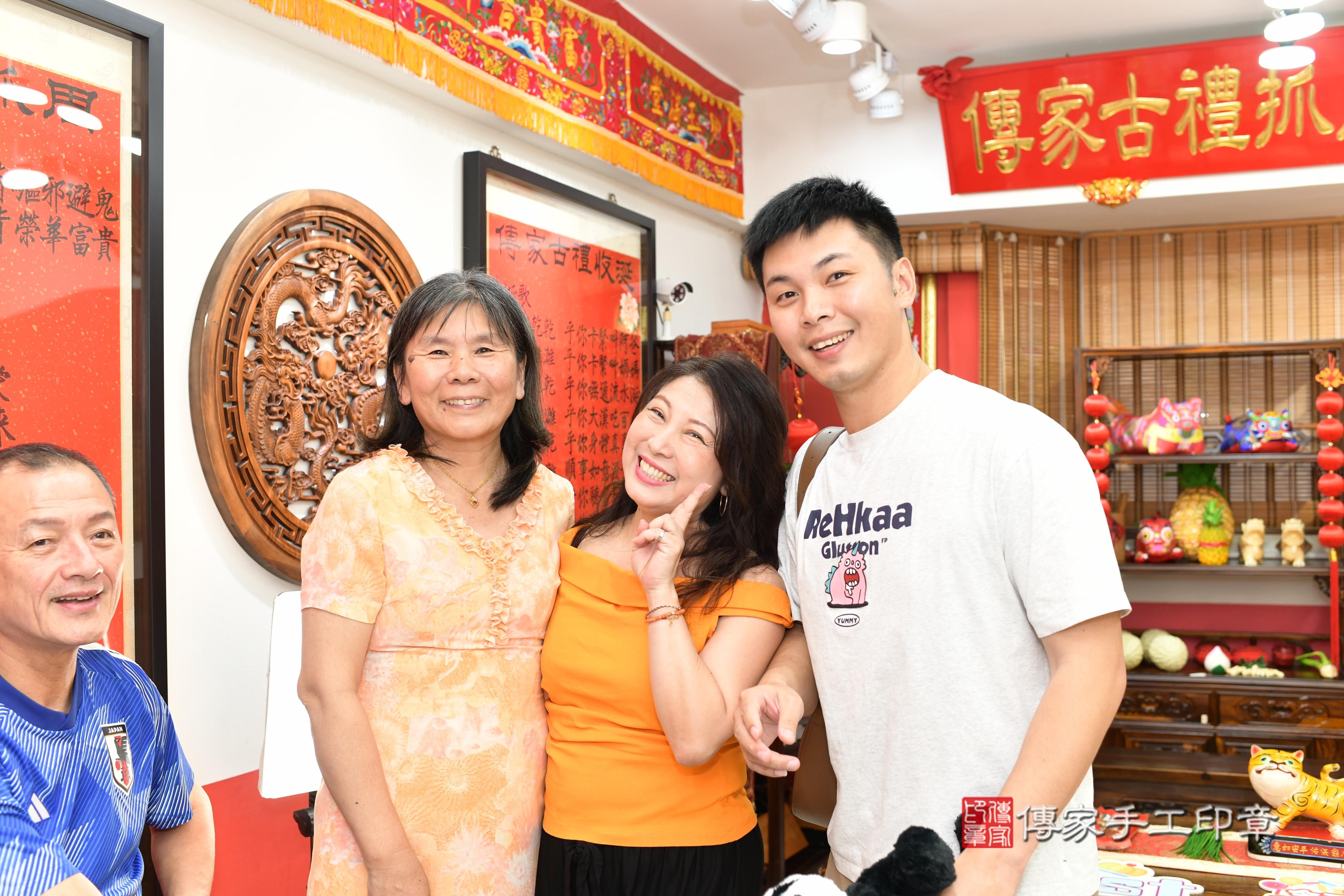 傳家手工印章高雄店、抓周、度脺、美式風會場、傳家嬰兒古禮、吉祥話、抓周道具物品24種、拍照。抓周證書。寶寶抓周、滿周歲、生日快樂、祝福 傳家手工印章高雄店、抓周、度脺、美式風會場、傳家嬰兒古禮、吉祥話、抓周道具物品24種、拍照。抓周證書。寶寶抓周、滿周歲、生日快樂、祝福