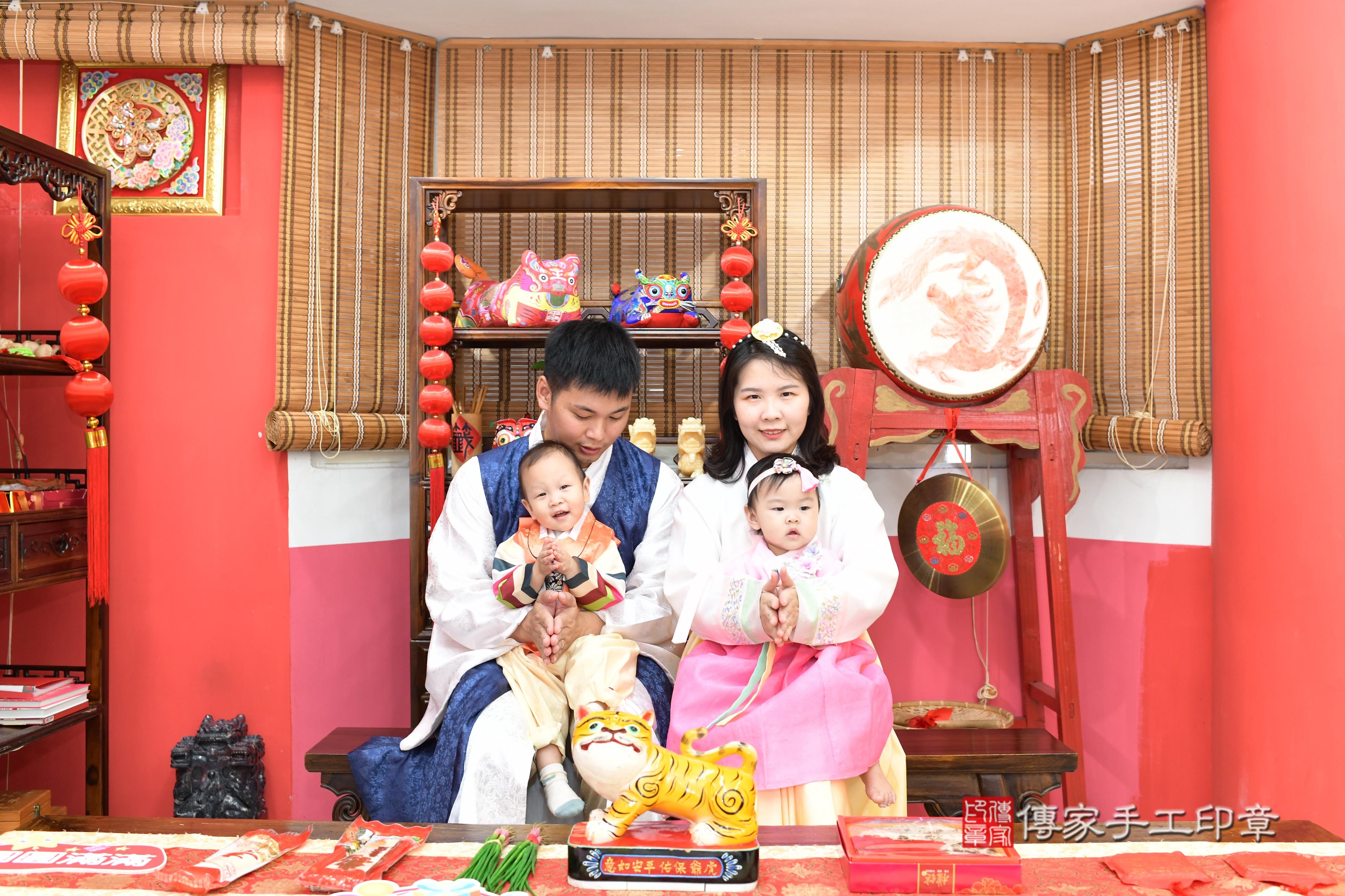 傳家手工印章高雄店、抓周、度脺、美式風會場、傳家嬰兒古禮、吉祥話、抓周道具物品24種、拍照。抓周證書。寶寶抓周、滿周歲、生日快樂、祝福 傳家手工印章高雄店、抓周、度脺、美式風會場、傳家嬰兒古禮、吉祥話、抓周道具物品24種、拍照。抓周證書。寶寶抓周、滿周歲、生日快樂、祝福