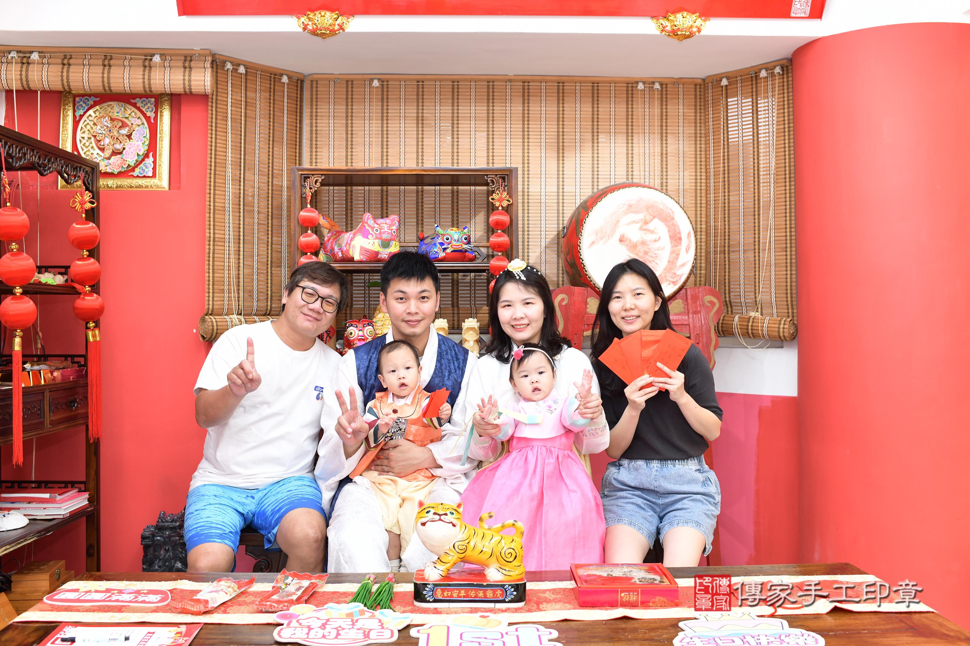 傳家手工印章高雄店、抓周、度脺、美式風會場、傳家嬰兒古禮、吉祥話、抓周道具物品24種、拍照。抓周證書。寶寶抓周、滿周歲、生日快樂、祝福 傳家手工印章高雄店、抓周、度脺、美式風會場、傳家嬰兒古禮、吉祥話、抓周道具物品24種、拍照。抓周證書。寶寶抓周、滿周歲、生日快樂、祝福