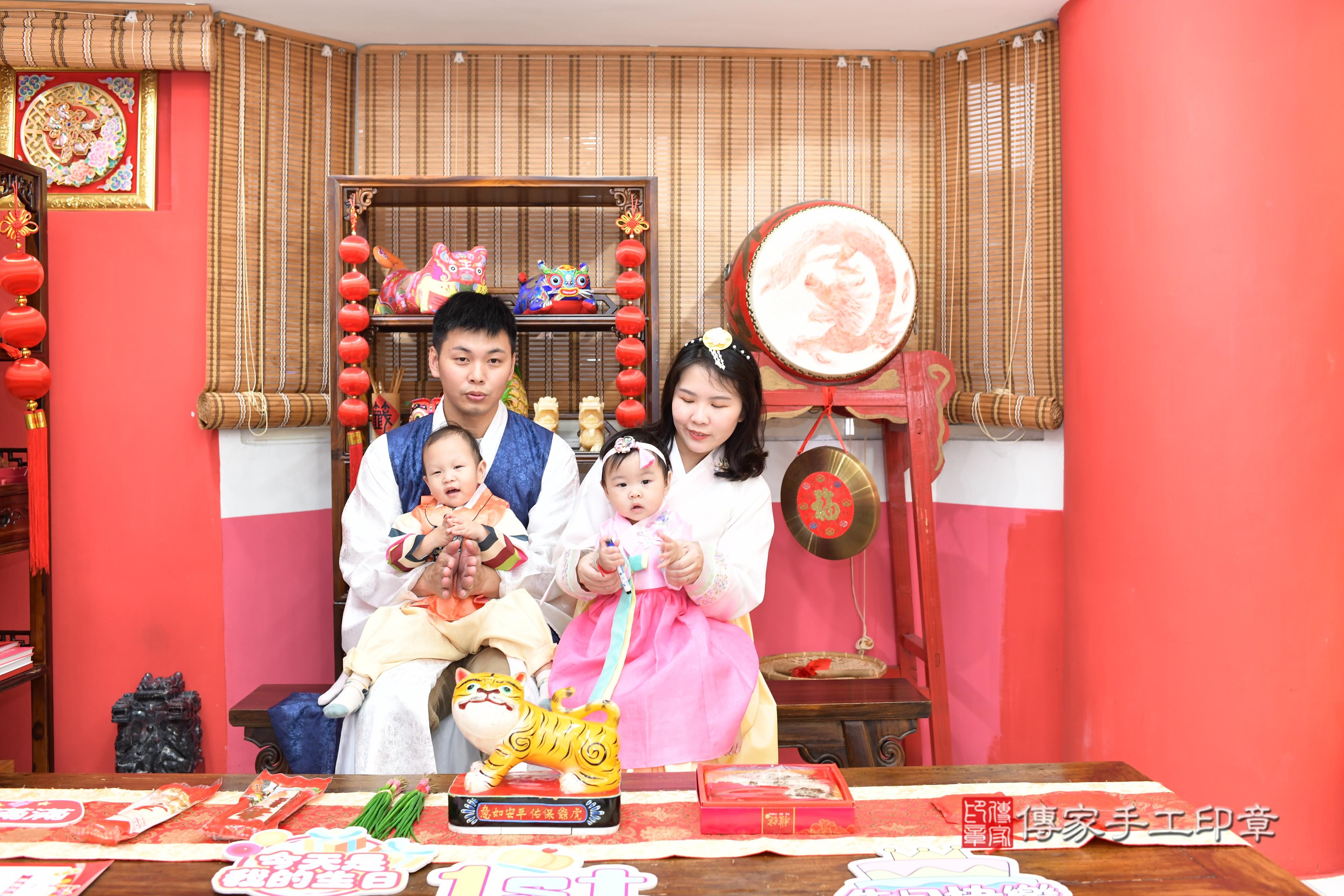 傳家手工印章高雄店、抓周、度脺、美式風會場、傳家嬰兒古禮、吉祥話、抓周道具物品24種、拍照。抓周證書。寶寶抓周、滿周歲、生日快樂、祝福