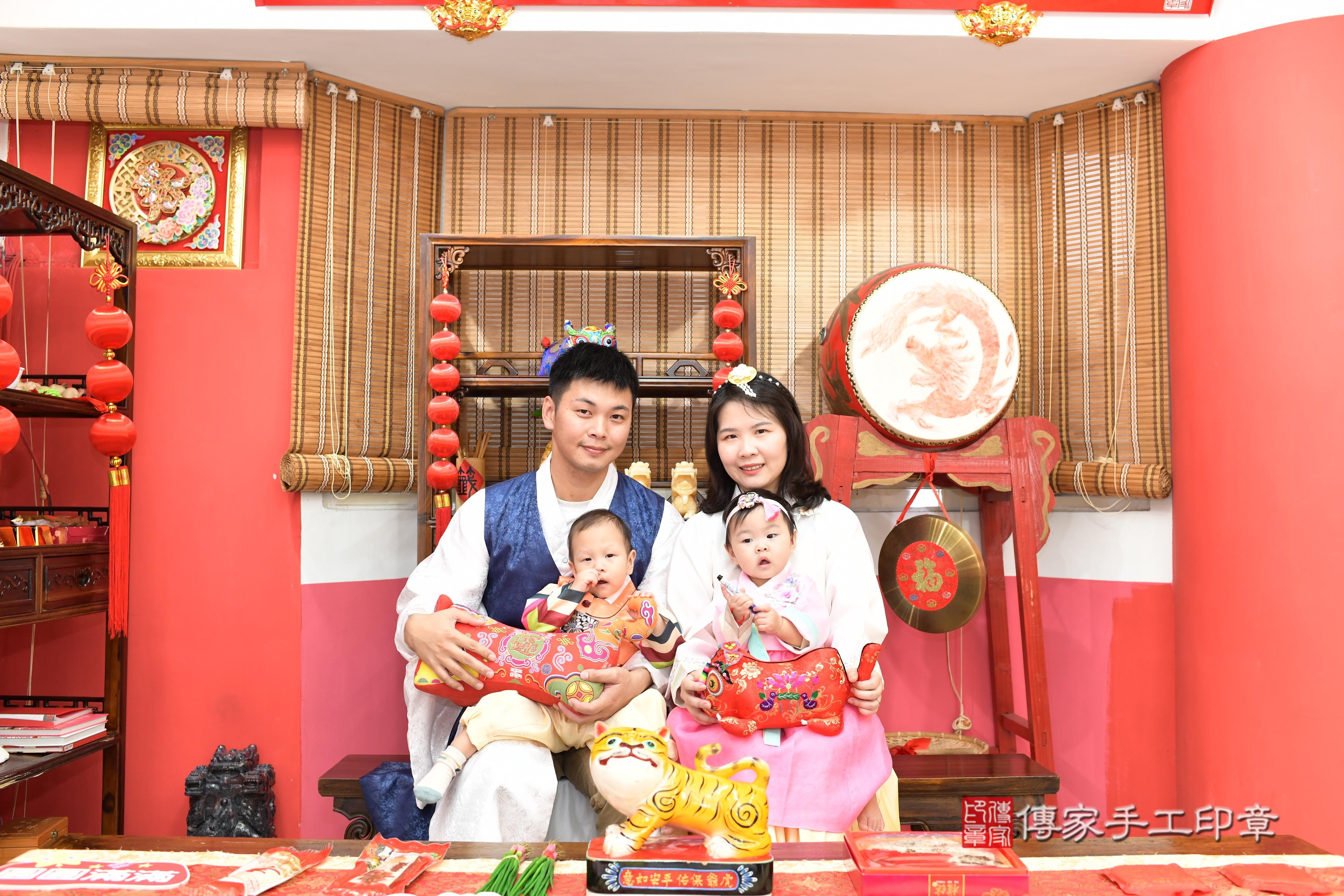 傳家手工印章高雄店、抓周、度脺、美式風會場、傳家嬰兒古禮、吉祥話、抓周道具物品24種、拍照。抓周證書。寶寶抓周、滿周歲、生日快樂、祝福 傳家手工印章高雄店、抓周、度脺、美式風會場、傳家嬰兒古禮、吉祥話、抓周道具物品24種、拍照。抓周證書。寶寶抓周、滿周歲、生日快樂、祝福