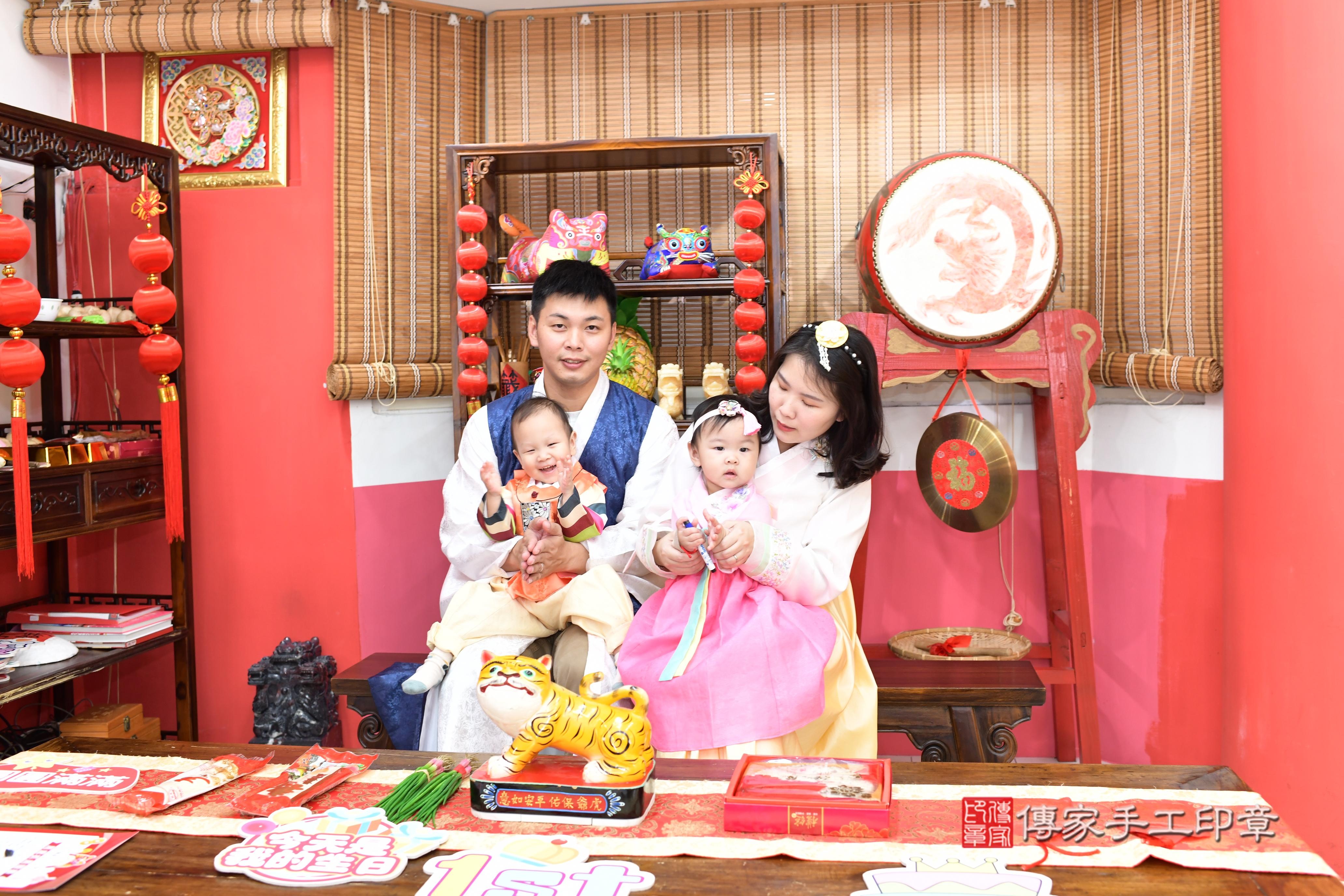 傳家手工印章高雄店、抓周、度脺、美式風會場、傳家嬰兒古禮、吉祥話、抓周道具物品24種、拍照。抓周證書。寶寶抓周、滿周歲、生日快樂、祝福 傳家手工印章高雄店、抓周、度脺、美式風會場、傳家嬰兒古禮、吉祥話、抓周道具物品24種、拍照。抓周證書。寶寶抓周、滿周歲、生日快樂、祝福