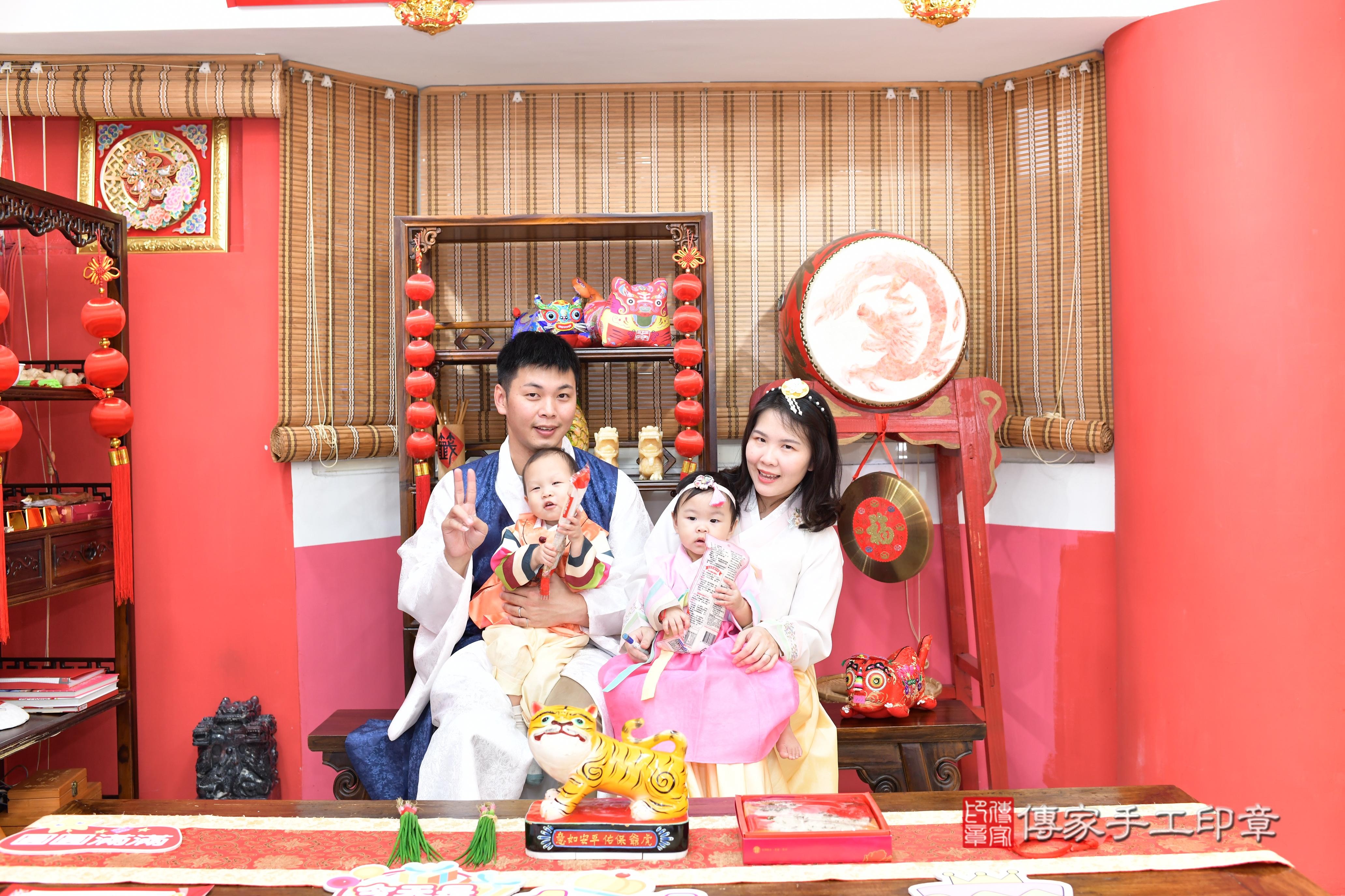 傳家手工印章高雄店、抓周、度脺、美式風會場、傳家嬰兒古禮、吉祥話、抓周道具物品24種、拍照。抓周證書。寶寶抓周、滿周歲、生日快樂、祝福 傳家手工印章高雄店、抓周、度脺、美式風會場、傳家嬰兒古禮、吉祥話、抓周道具物品24種、拍照。抓周證書。寶寶抓周、滿周歲、生日快樂、祝福