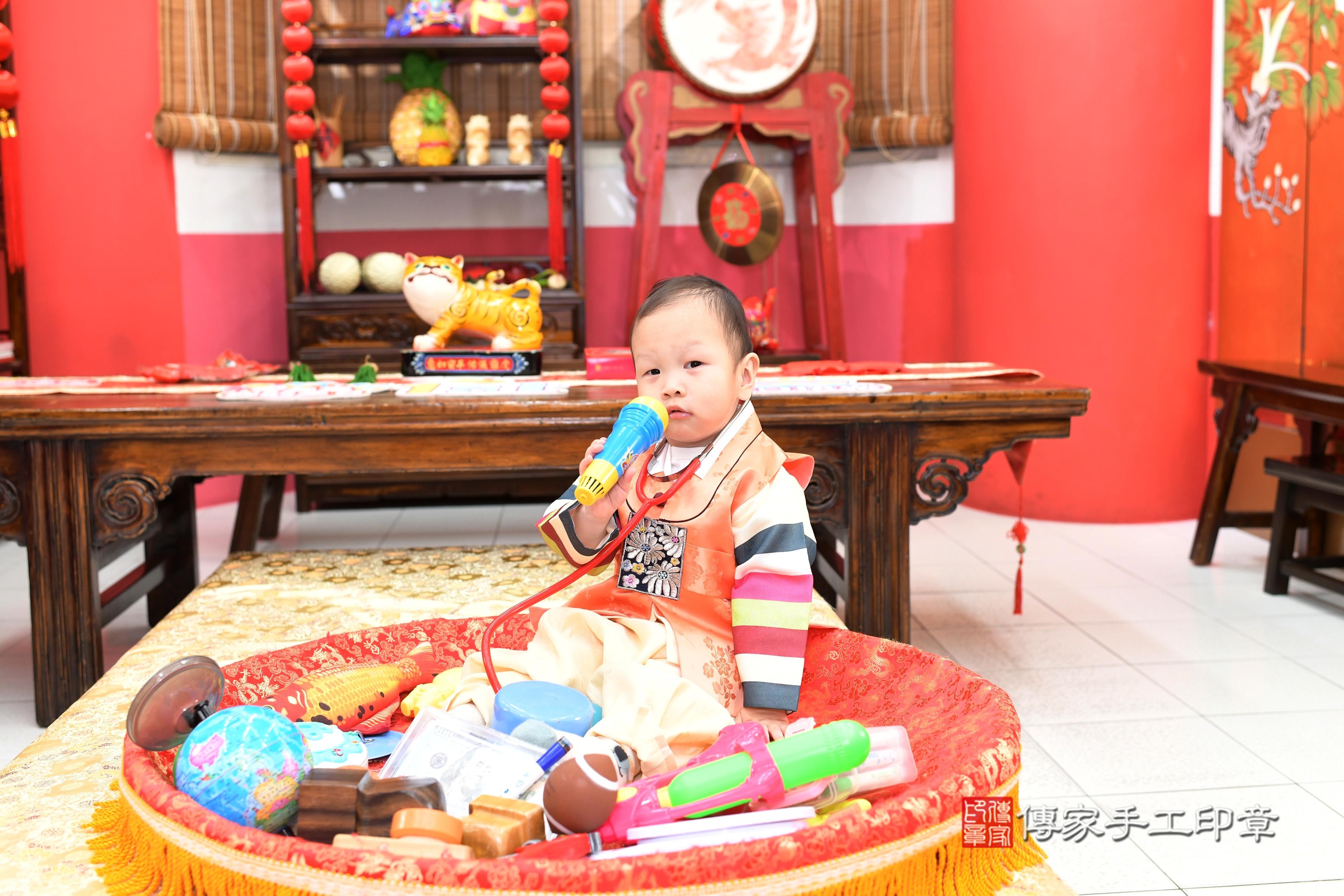 傳家手工印章高雄店、抓周、度脺、美式風會場、傳家嬰兒古禮、吉祥話、抓周道具物品24種、拍照。抓周證書。寶寶抓周、滿周歲、生日快樂、祝福 傳家手工印章高雄店、抓周、度脺、美式風會場、傳家嬰兒古禮、吉祥話、抓周道具物品24種、拍照。抓周證書。寶寶抓周、滿周歲、生日快樂、祝福