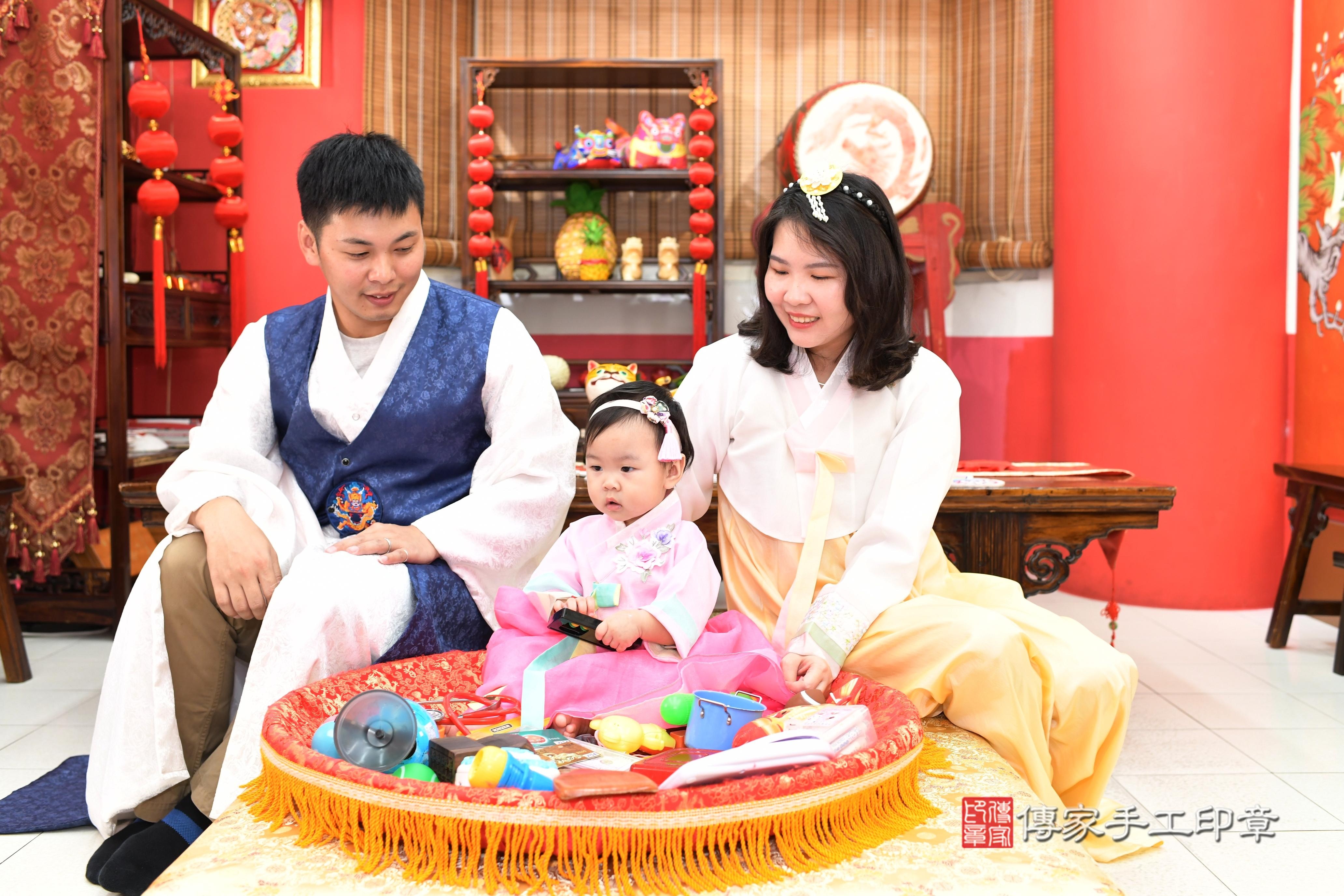 傳家手工印章高雄店、抓周、度脺、美式風會場、傳家嬰兒古禮、吉祥話、抓周道具物品24種、拍照。抓周證書。寶寶抓周、滿周歲、生日快樂、祝福 傳家手工印章高雄店、抓周、度脺、美式風會場、傳家嬰兒古禮、吉祥話、抓周道具物品24種、拍照。抓周證書。寶寶抓周、滿周歲、生日快樂、祝福