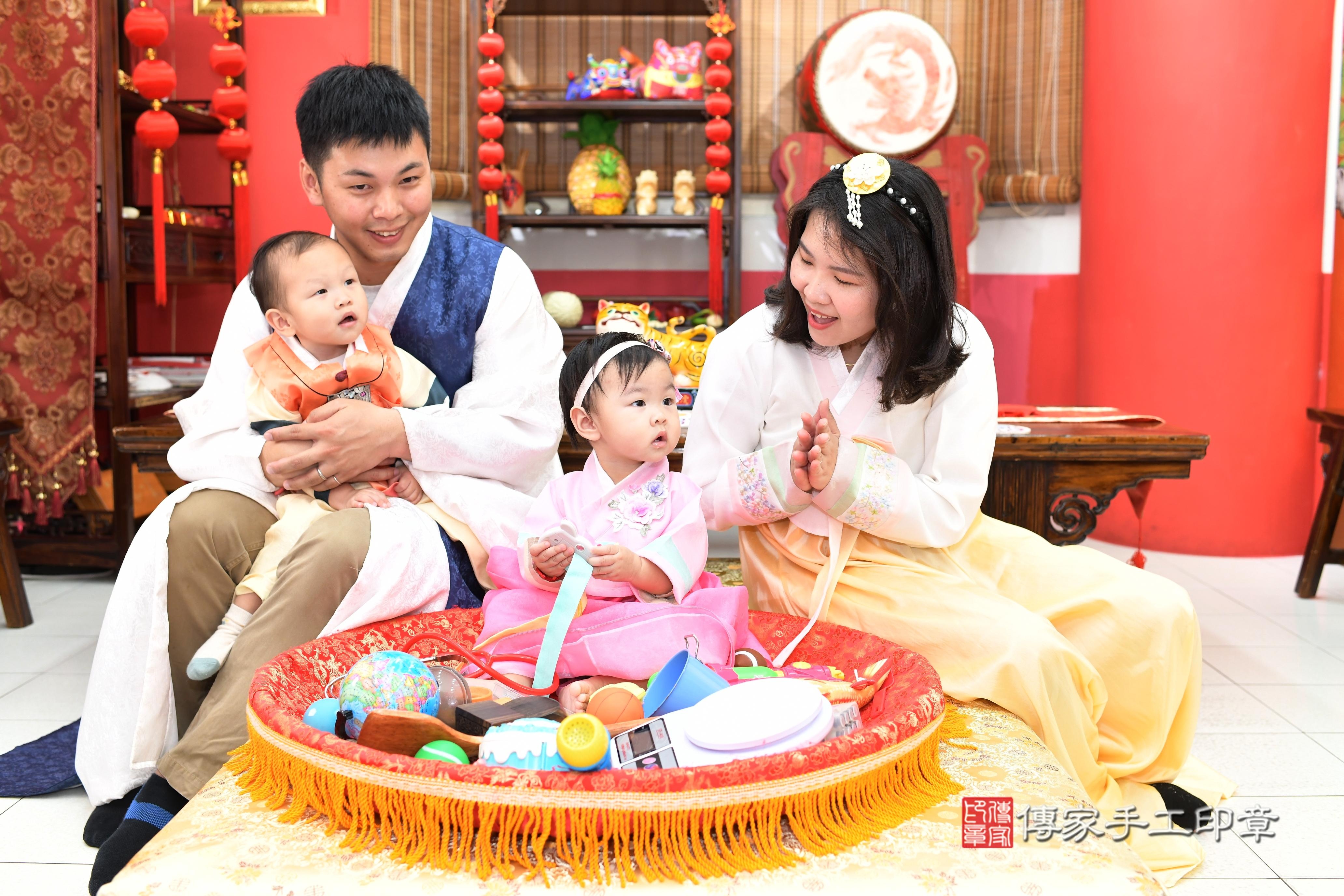 傳家手工印章高雄店、抓周、度脺、美式風會場、傳家嬰兒古禮、吉祥話、抓周道具物品24種、拍照。抓周證書。寶寶抓周、滿周歲、生日快樂、祝福 傳家手工印章高雄店、抓周、度脺、美式風會場、傳家嬰兒古禮、吉祥話、抓周道具物品24種、拍照。抓周證書。寶寶抓周、滿周歲、生日快樂、祝福