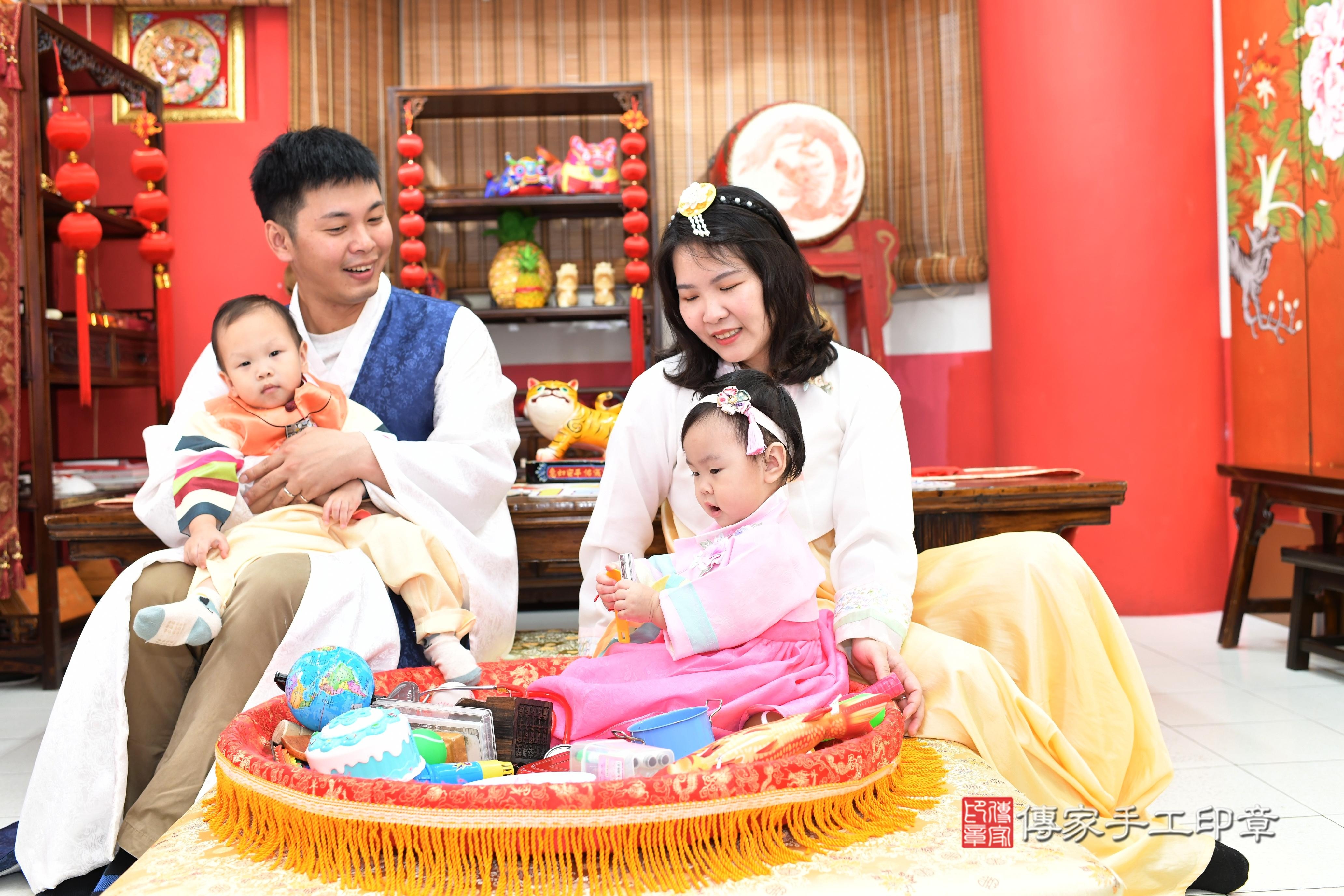傳家手工印章高雄店、抓周、度脺、美式風會場、傳家嬰兒古禮、吉祥話、抓周道具物品24種、拍照。抓周證書。寶寶抓周、滿周歲、生日快樂、祝福 傳家手工印章高雄店、抓周、度脺、美式風會場、傳家嬰兒古禮、吉祥話、抓周道具物品24種、拍照。抓周證書。寶寶抓周、滿周歲、生日快樂、祝福