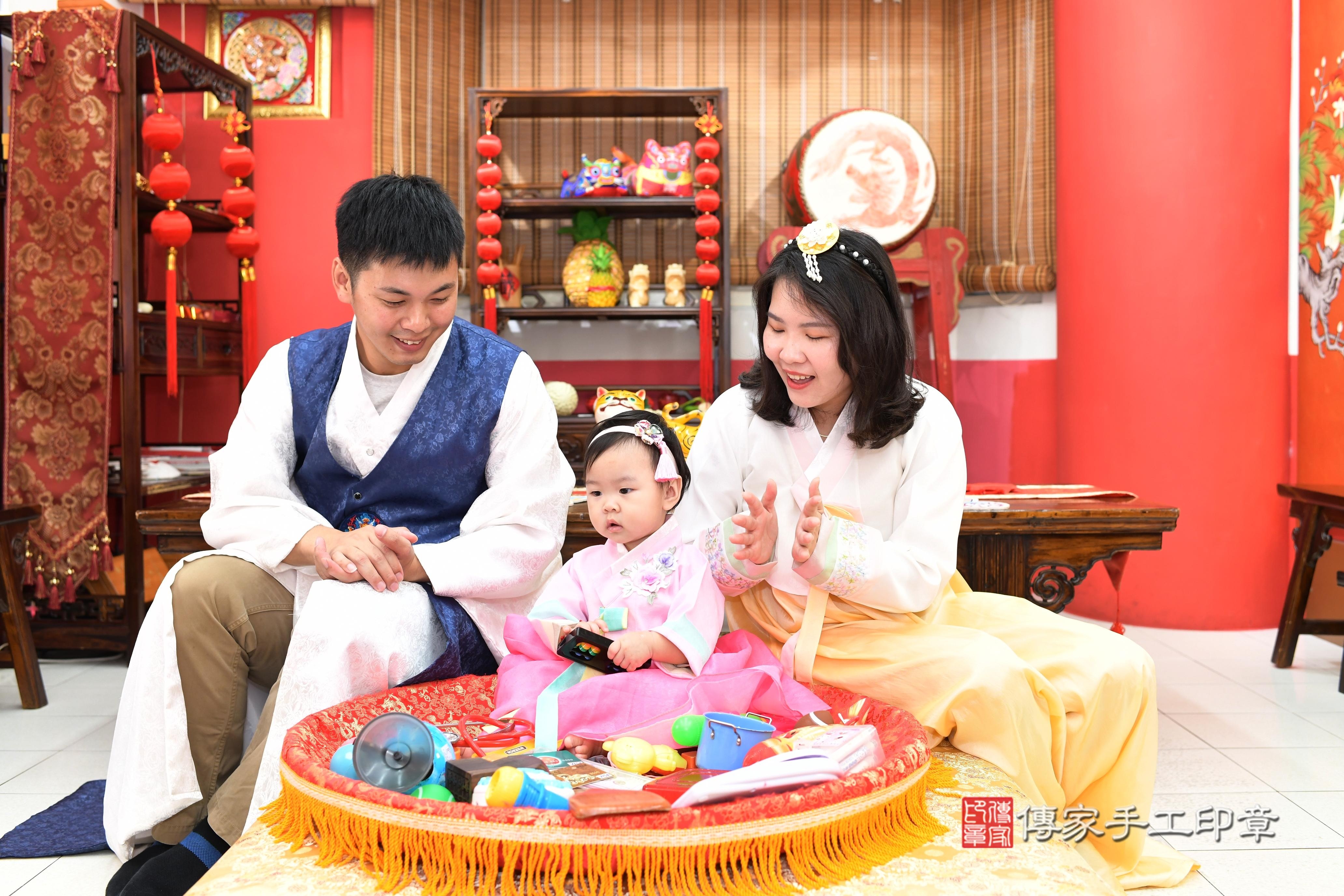 傳家手工印章高雄店、抓周、度脺、美式風會場、傳家嬰兒古禮、吉祥話、抓周道具物品24種、拍照。抓周證書。寶寶抓周、滿周歲、生日快樂、祝福 傳家手工印章高雄店、抓周、度脺、美式風會場、傳家嬰兒古禮、吉祥話、抓周道具物品24種、拍照。抓周證書。寶寶抓周、滿周歲、生日快樂、祝福