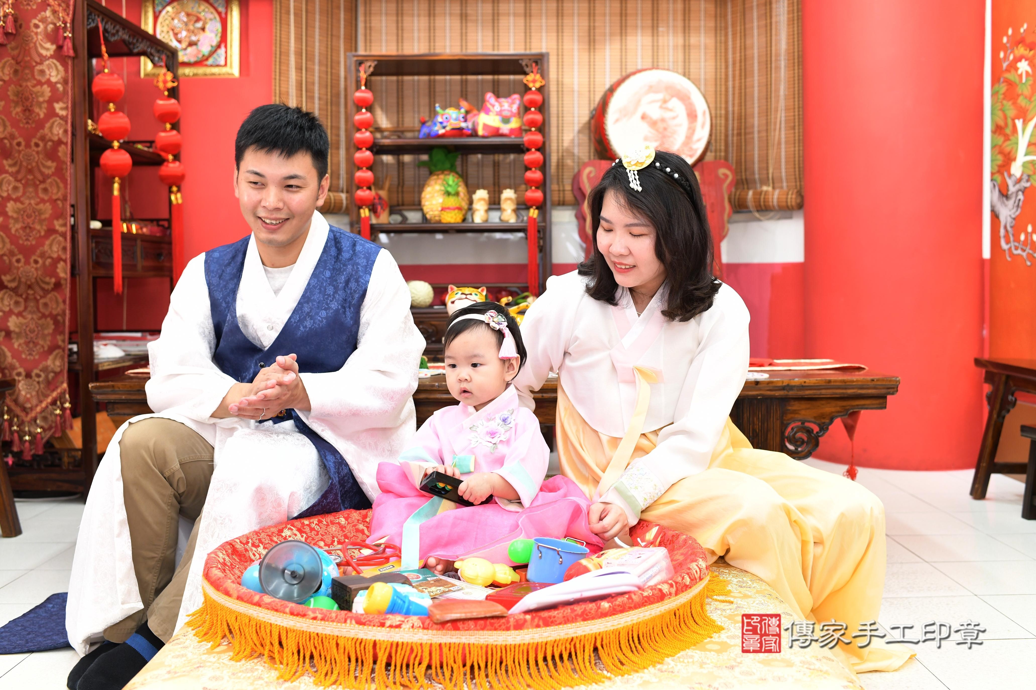傳家手工印章高雄店、抓周、度脺、美式風會場、傳家嬰兒古禮、吉祥話、抓周道具物品24種、拍照。抓周證書。寶寶抓周、滿周歲、生日快樂、祝福 傳家手工印章高雄店、抓周、度脺、美式風會場、傳家嬰兒古禮、吉祥話、抓周道具物品24種、拍照。抓周證書。寶寶抓周、滿周歲、生日快樂、祝福
